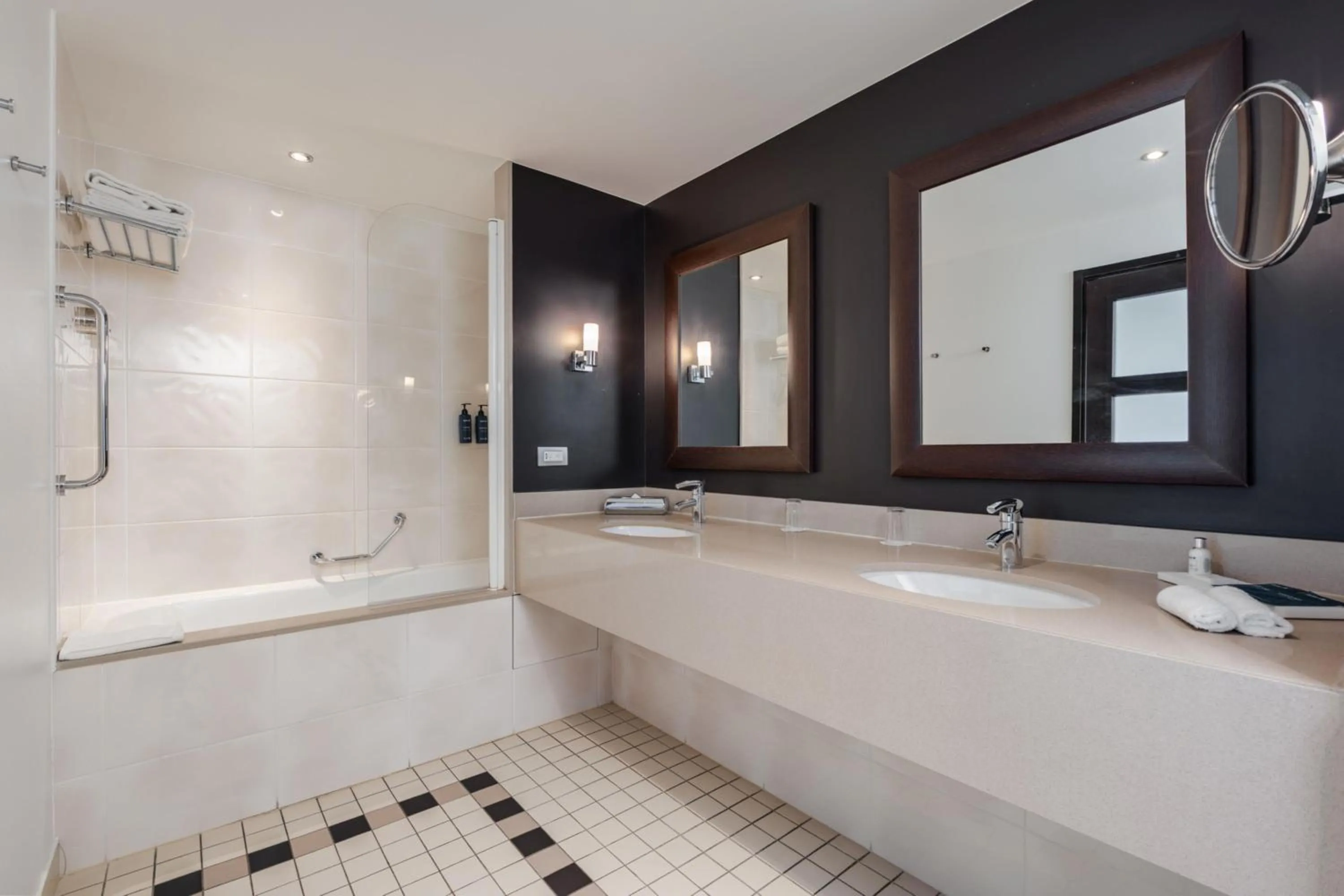 Bathroom in DoubleTree by Hilton Paris Boulogne