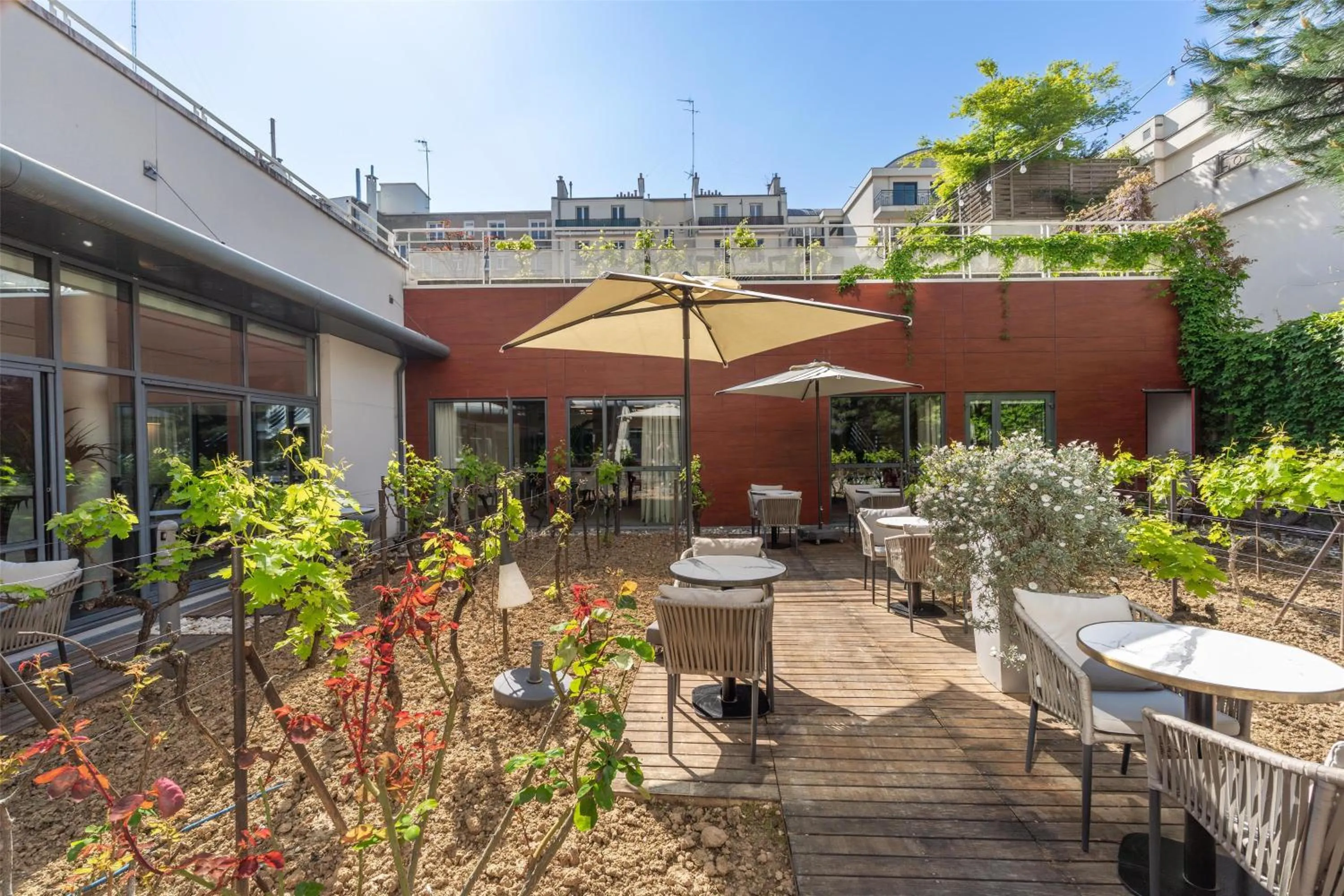 Lounge or bar in Radisson Blu Hotel, Paris Boulogne