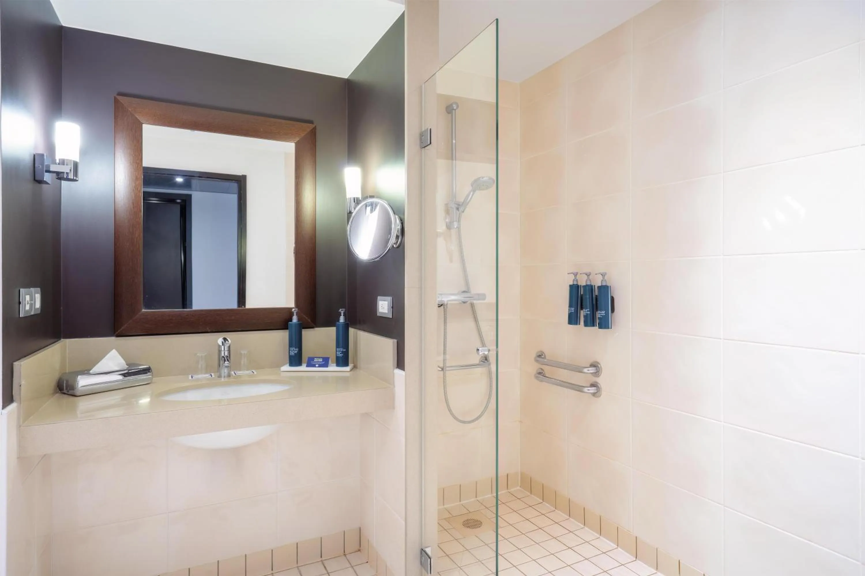 Bathroom in DoubleTree by Hilton Paris Boulogne