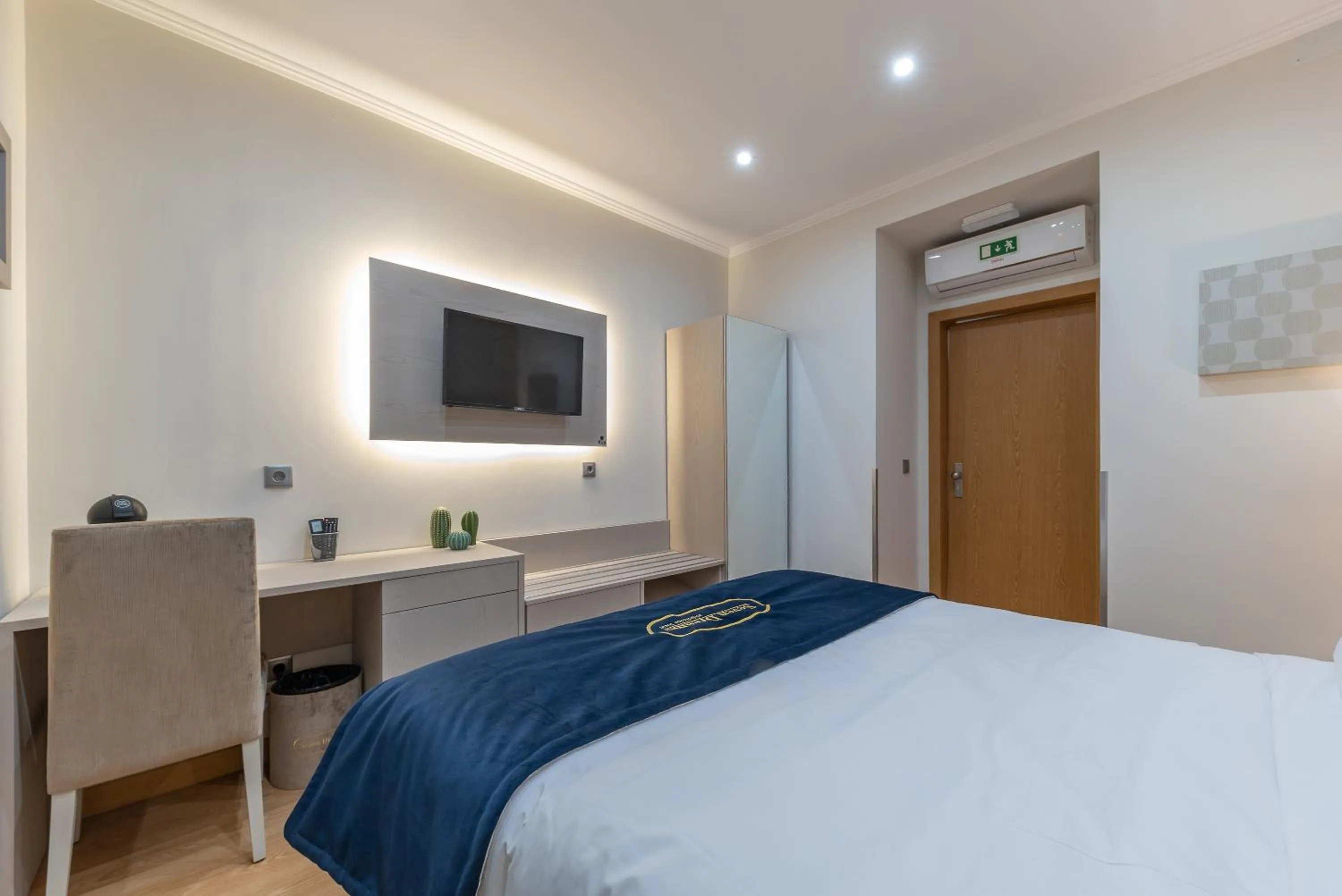 Bedroom, Bed in Seven Dreams Suites