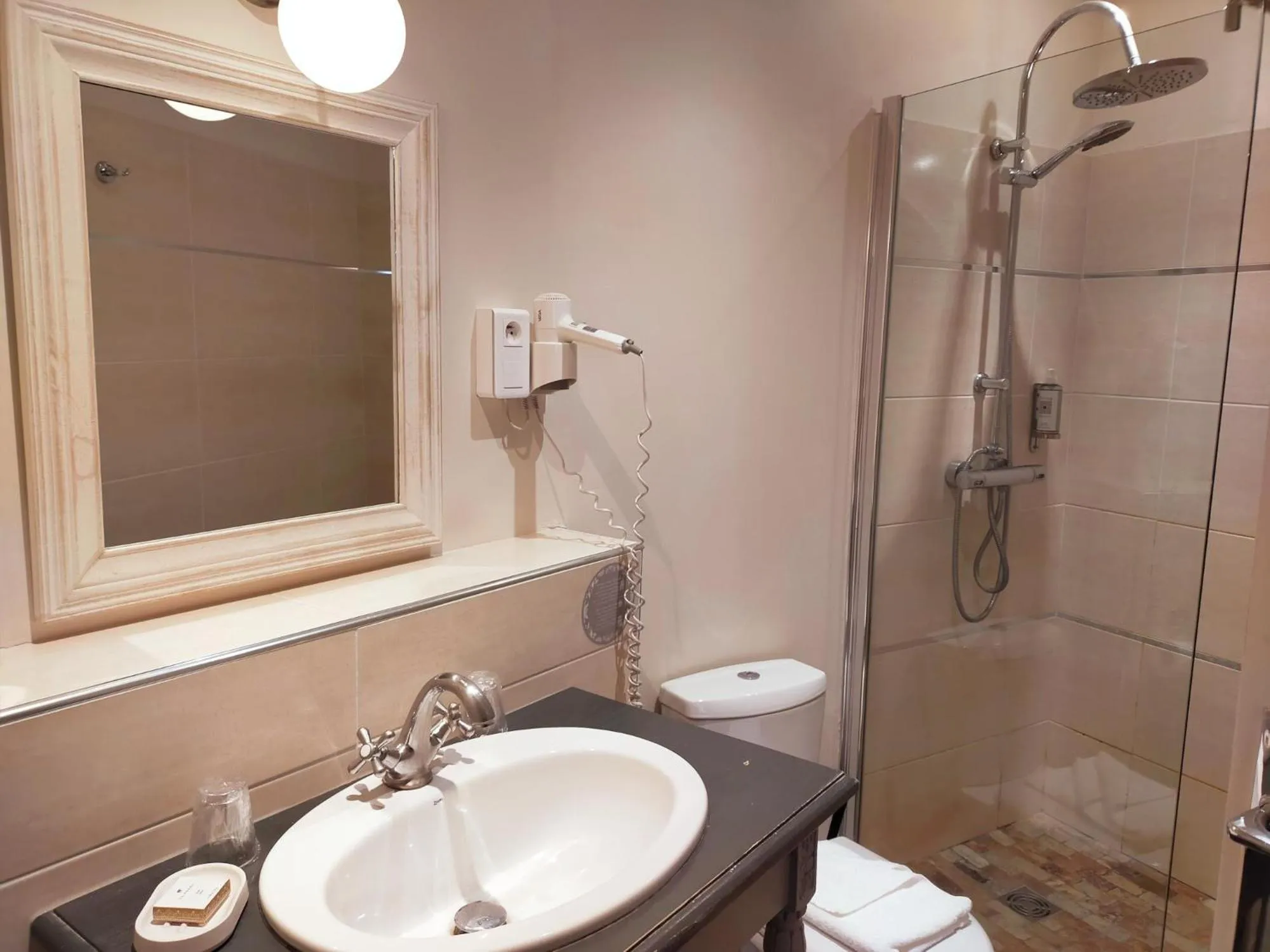 Bathroom in Hôtel De L'Amphithéâtre