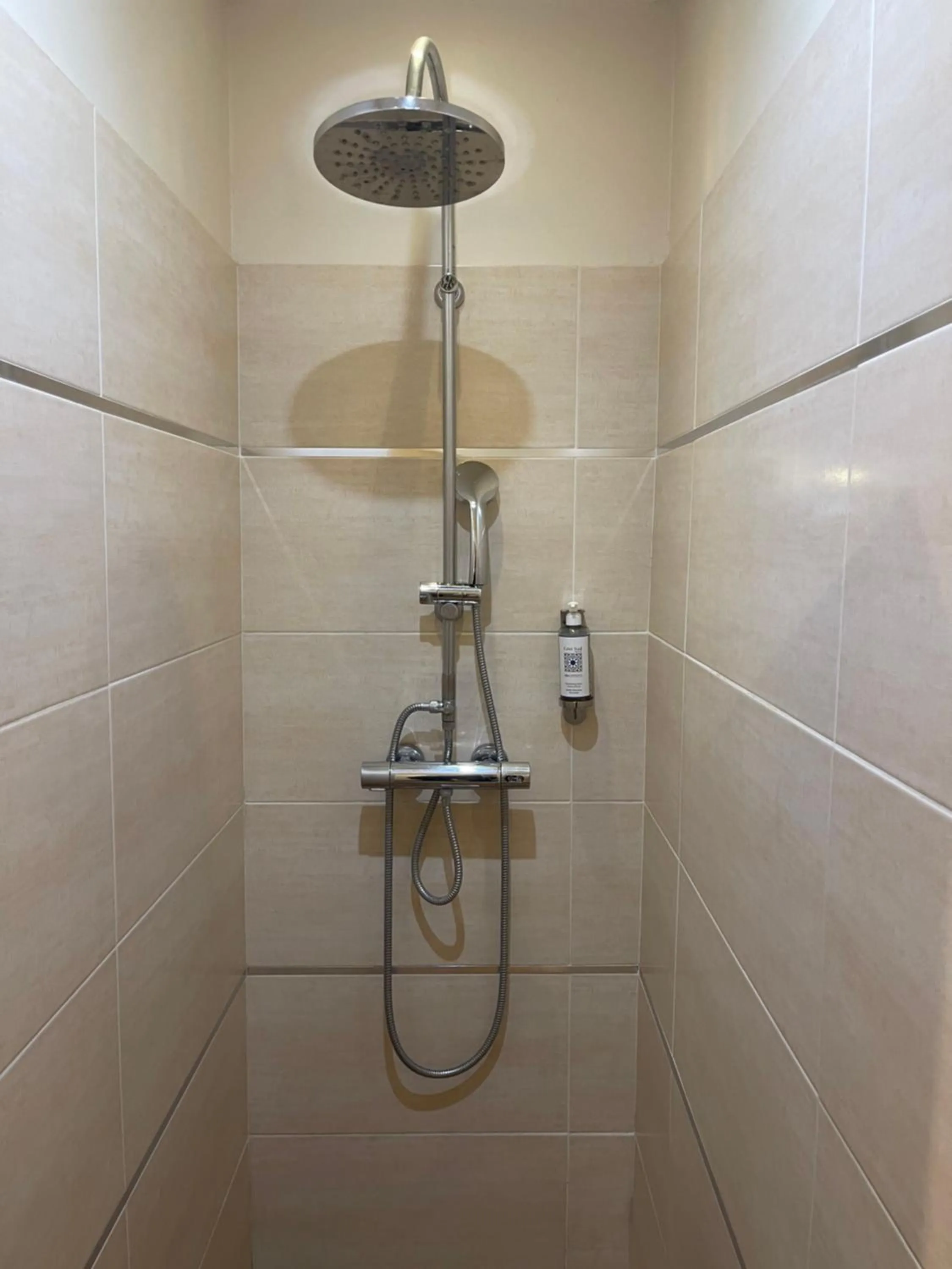 Shower in Hôtel De L'Amphithéâtre