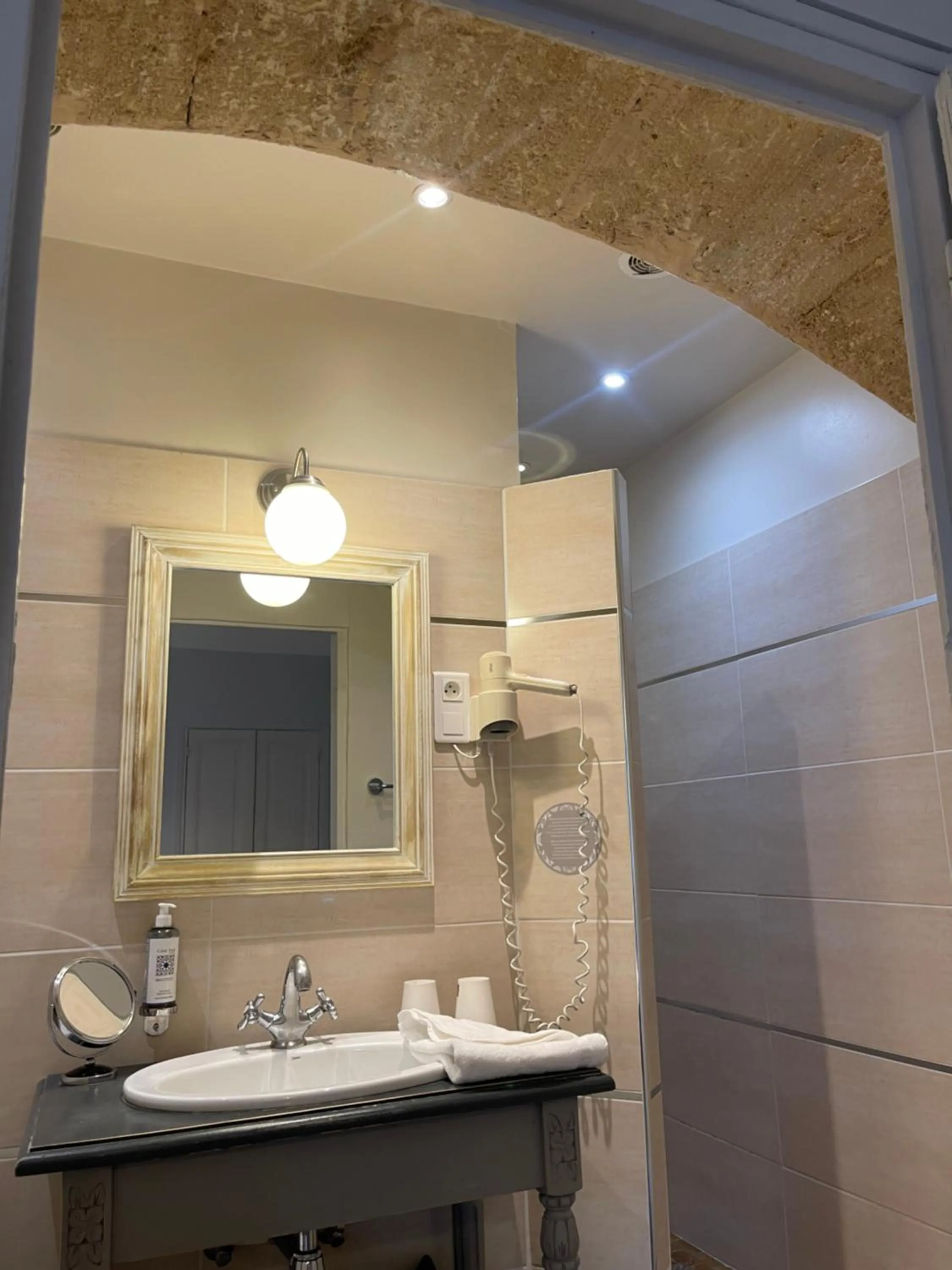 Shower in Hôtel De L'Amphithéâtre