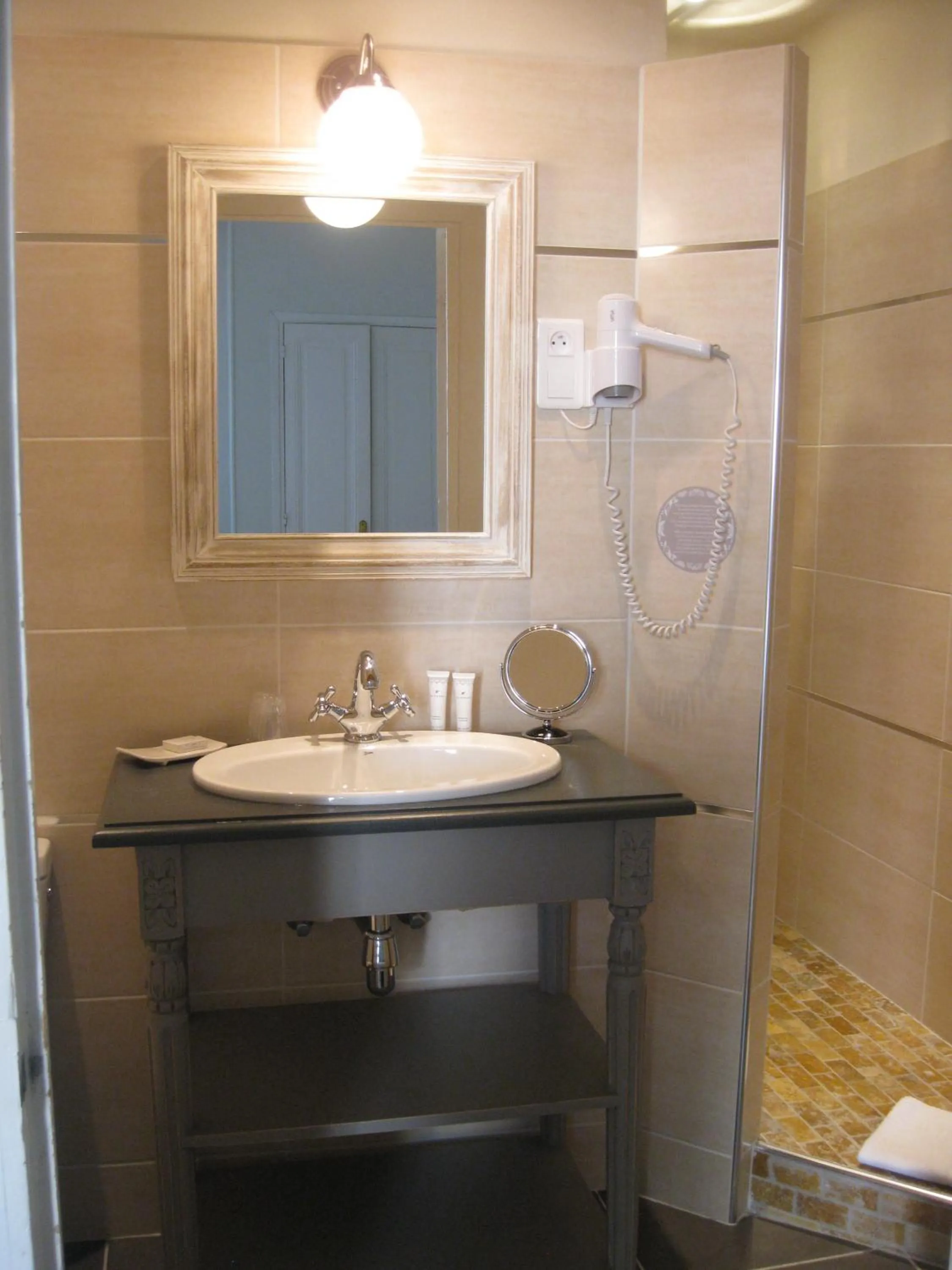 Bathroom in Hôtel De L'Amphithéâtre