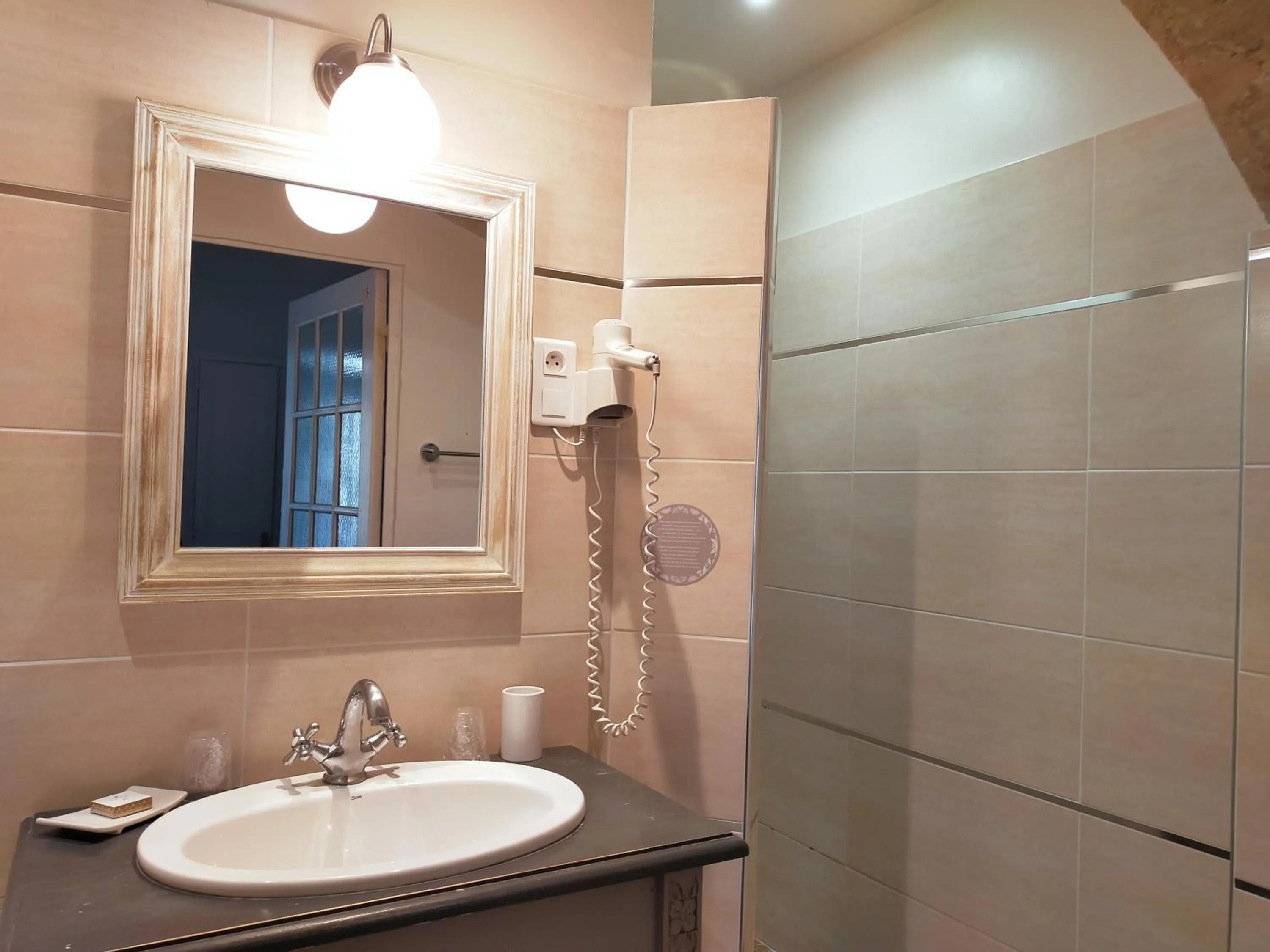 Bathroom in Hôtel De L'Amphithéâtre