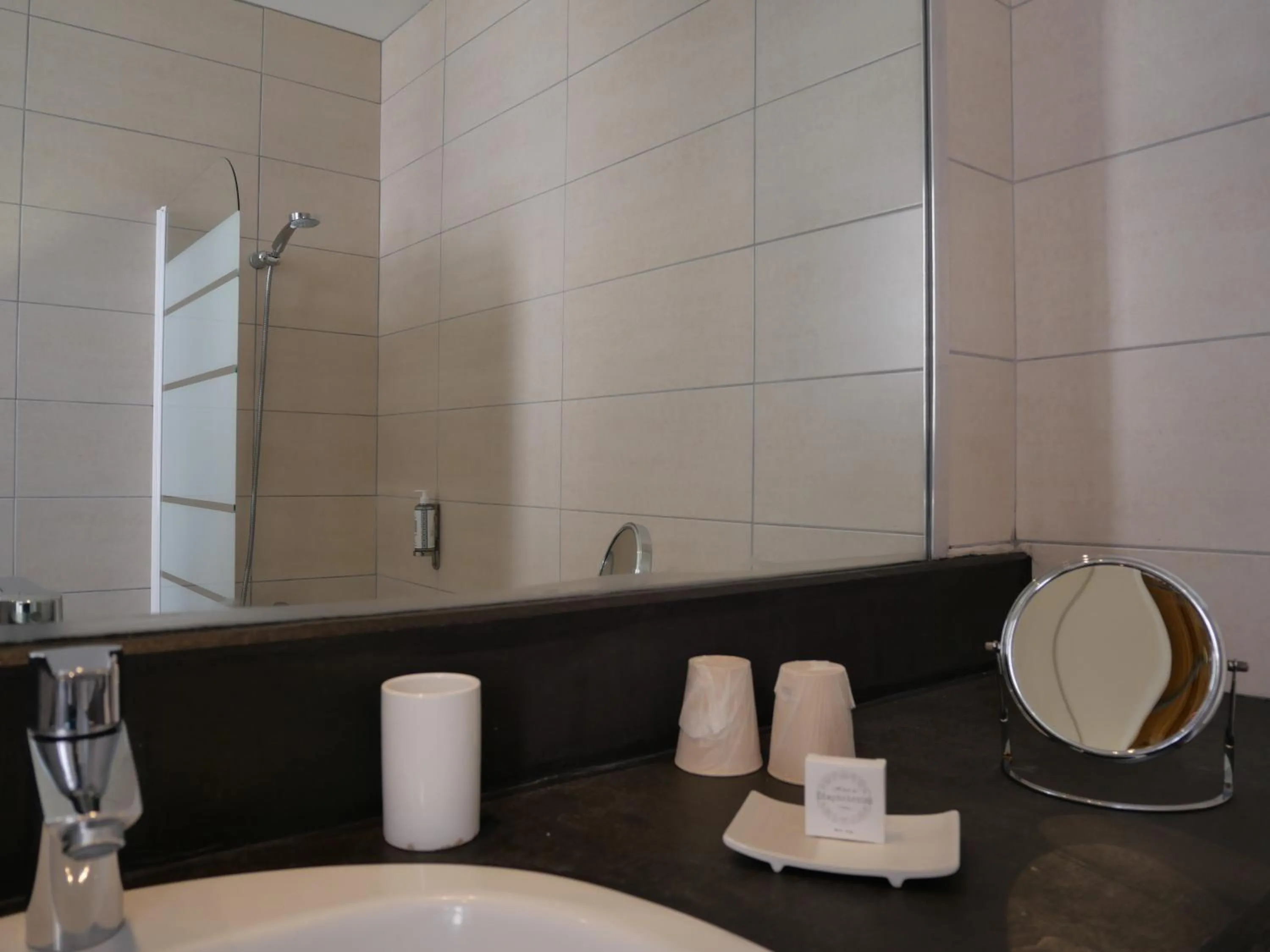 Bathroom in Hôtel De L'Amphithéâtre