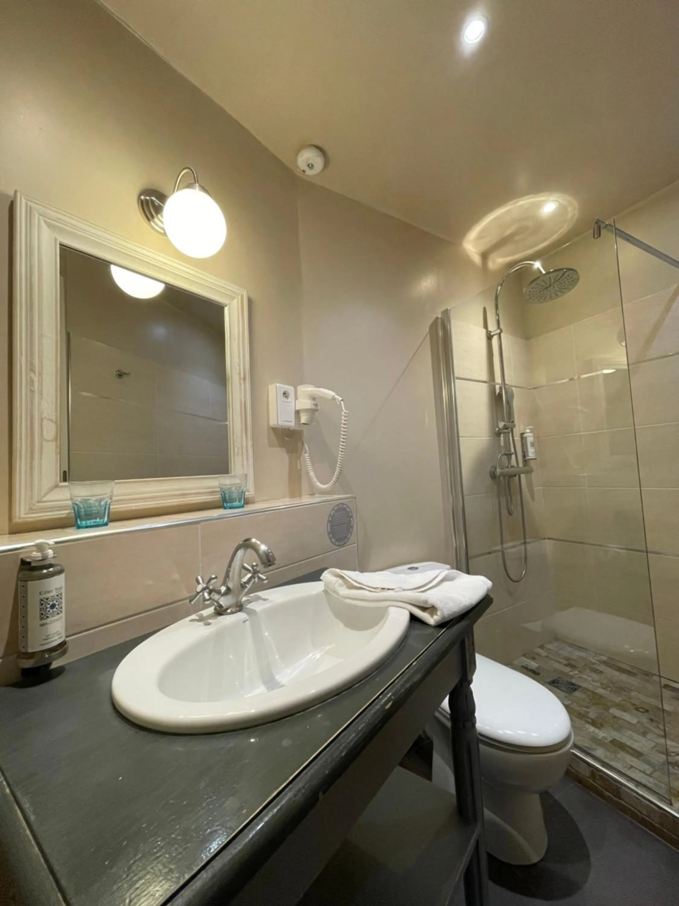 Shower in Hôtel De L'Amphithéâtre