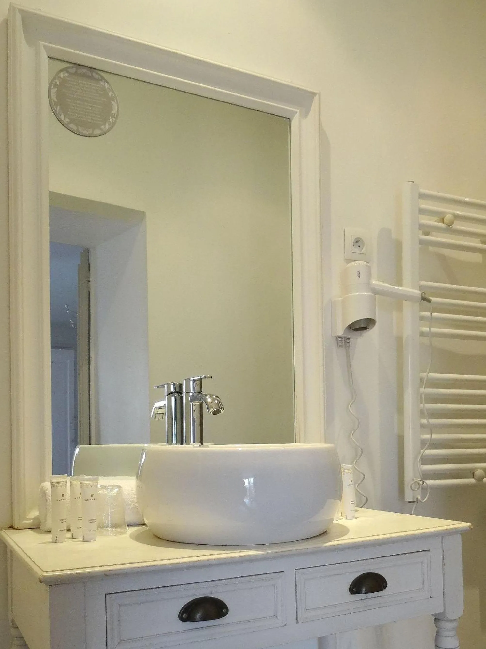 Bathroom in Hôtel De L'Amphithéâtre