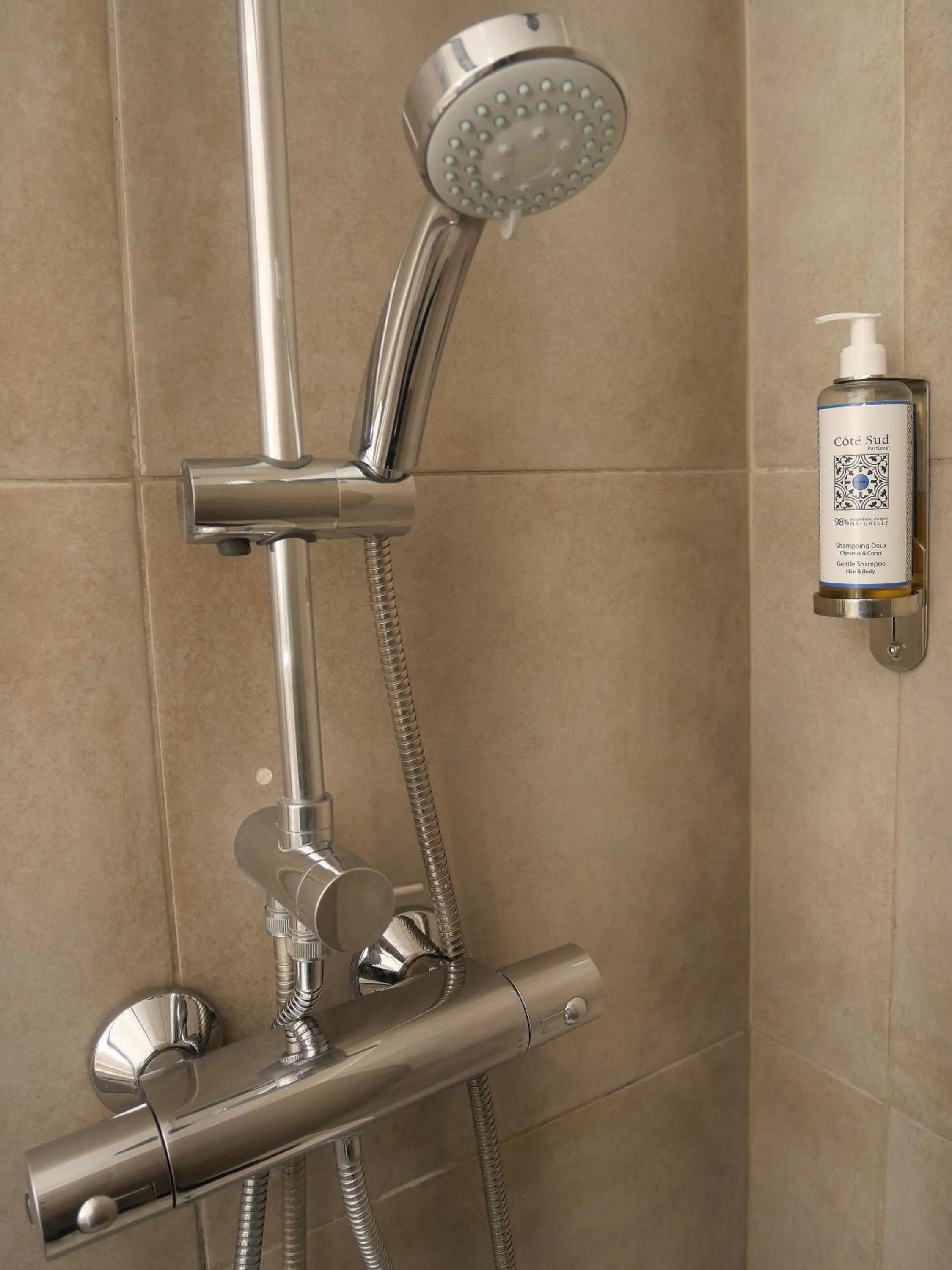 Bathroom in Hôtel De L'Amphithéâtre