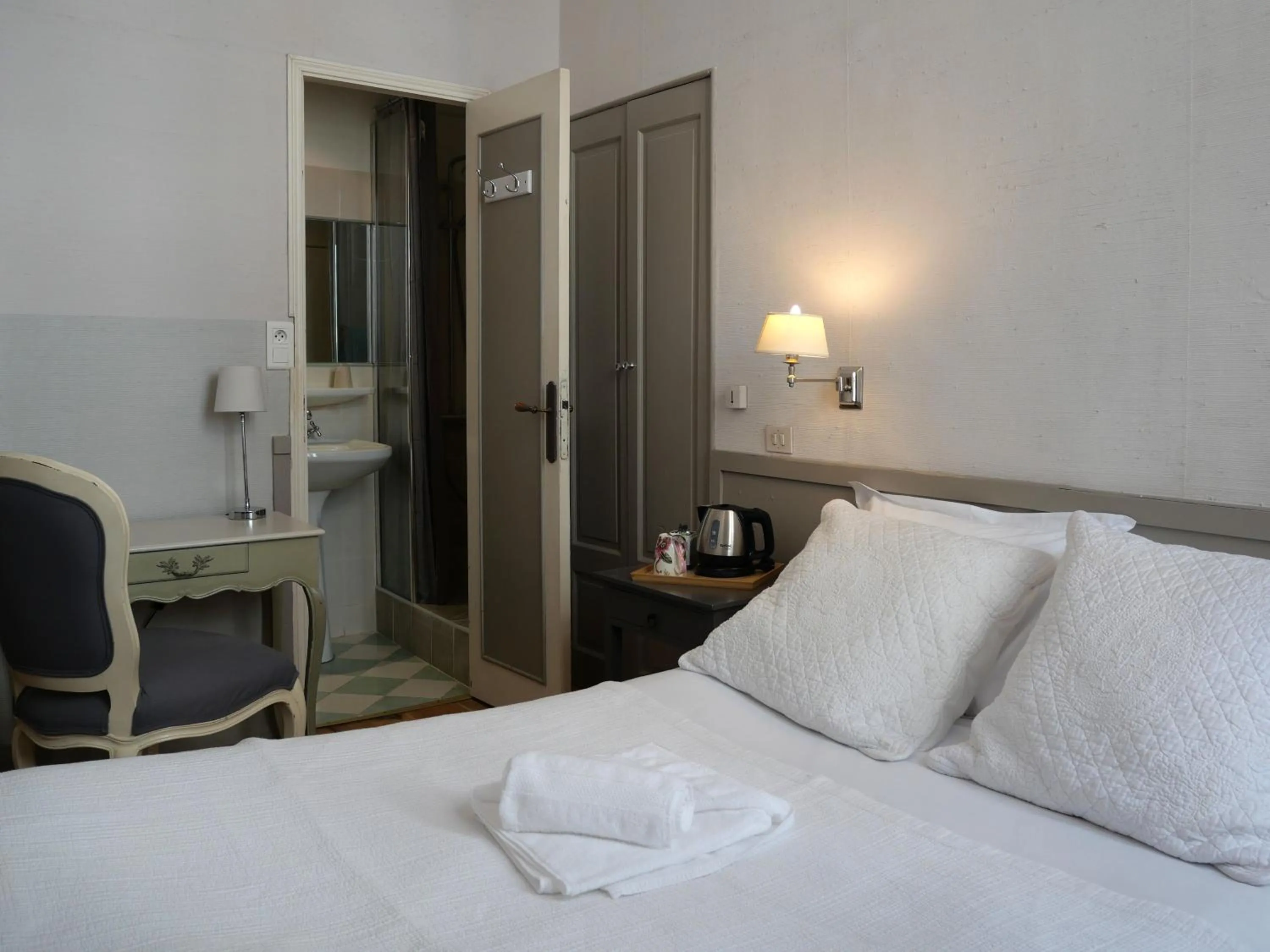 Bedroom, Bed in Hôtel De L'Amphithéâtre