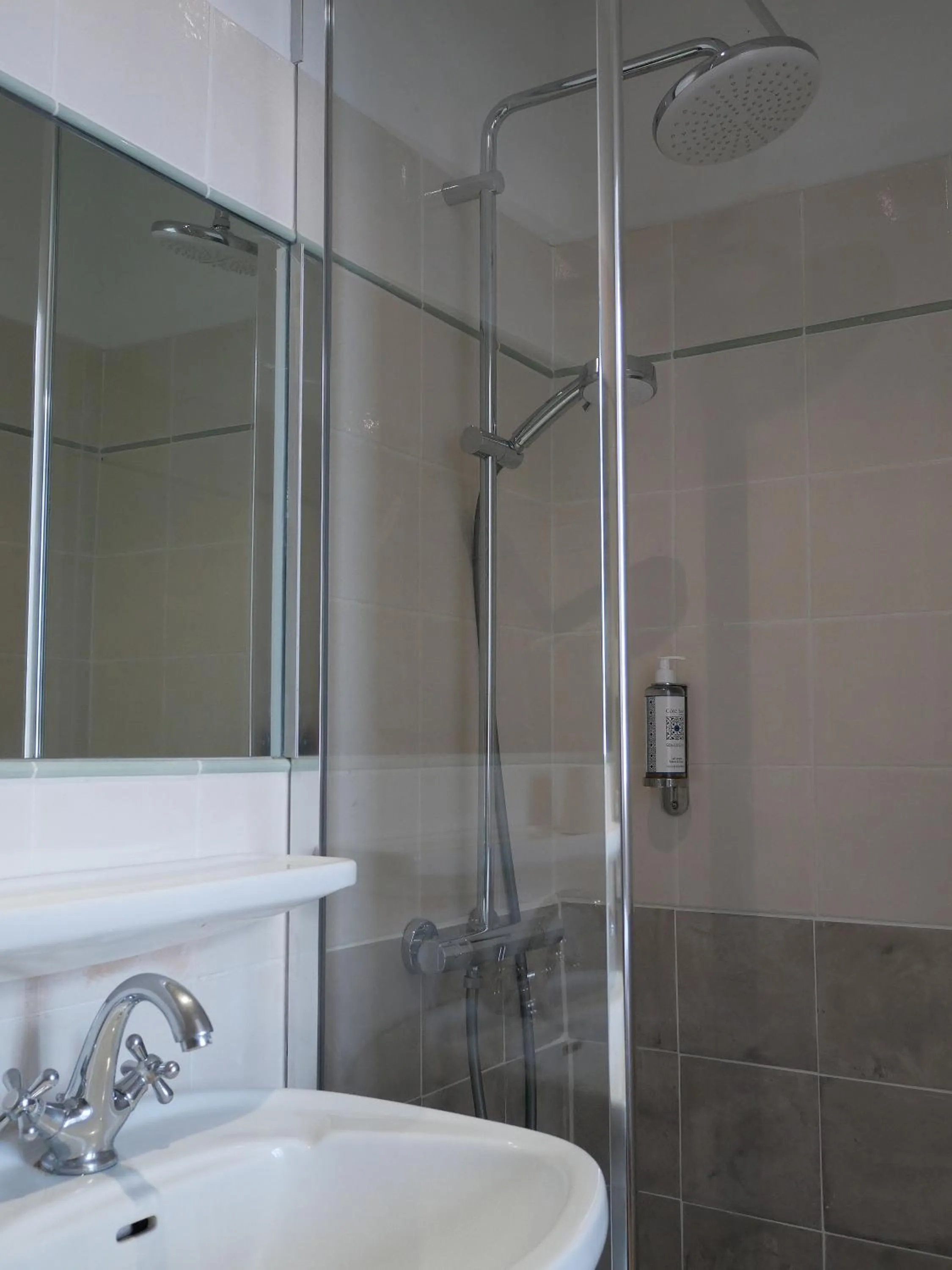 Bathroom in Hôtel De L'Amphithéâtre