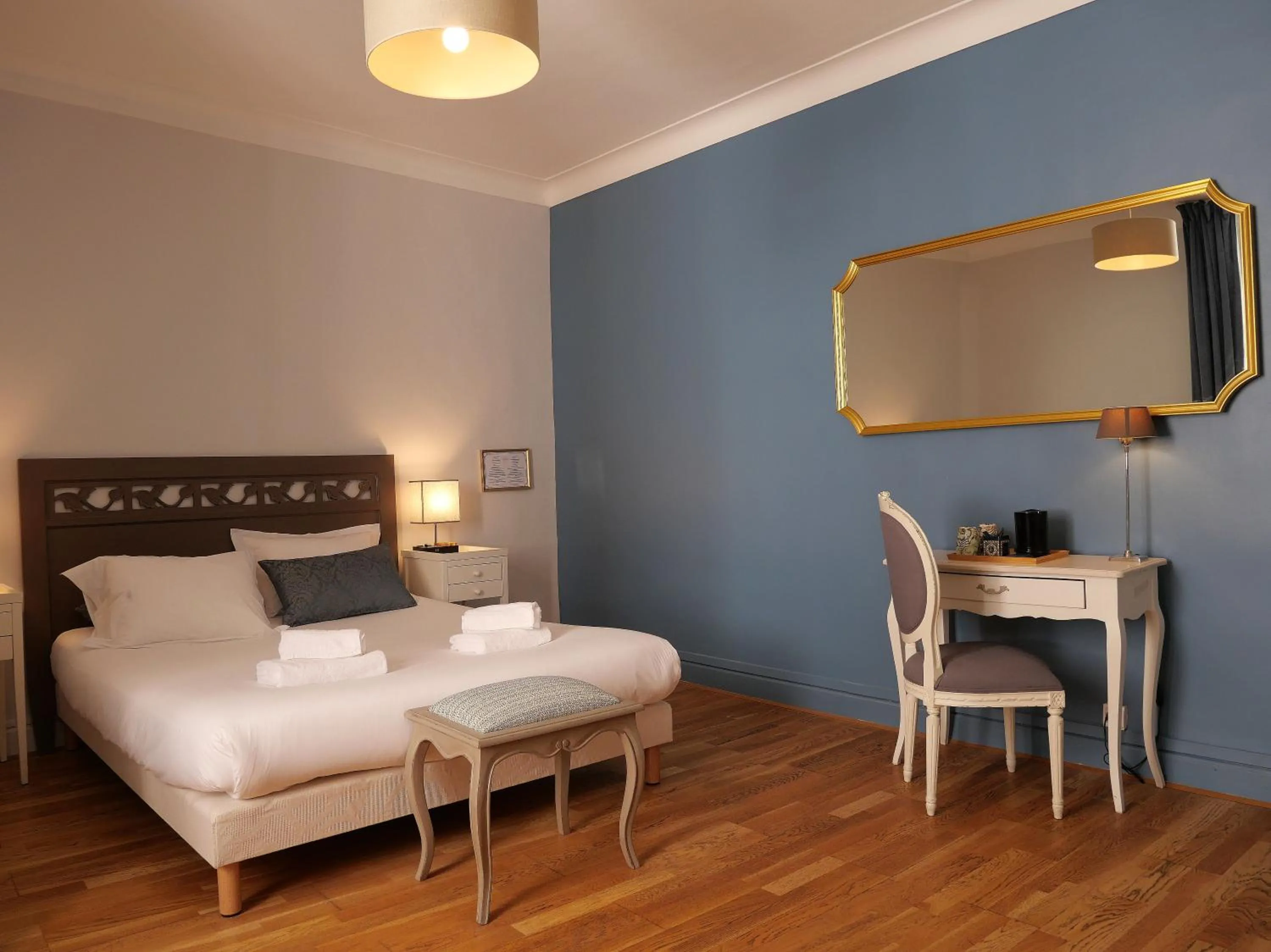 Bedroom, Bed in Hôtel De L'Amphithéâtre