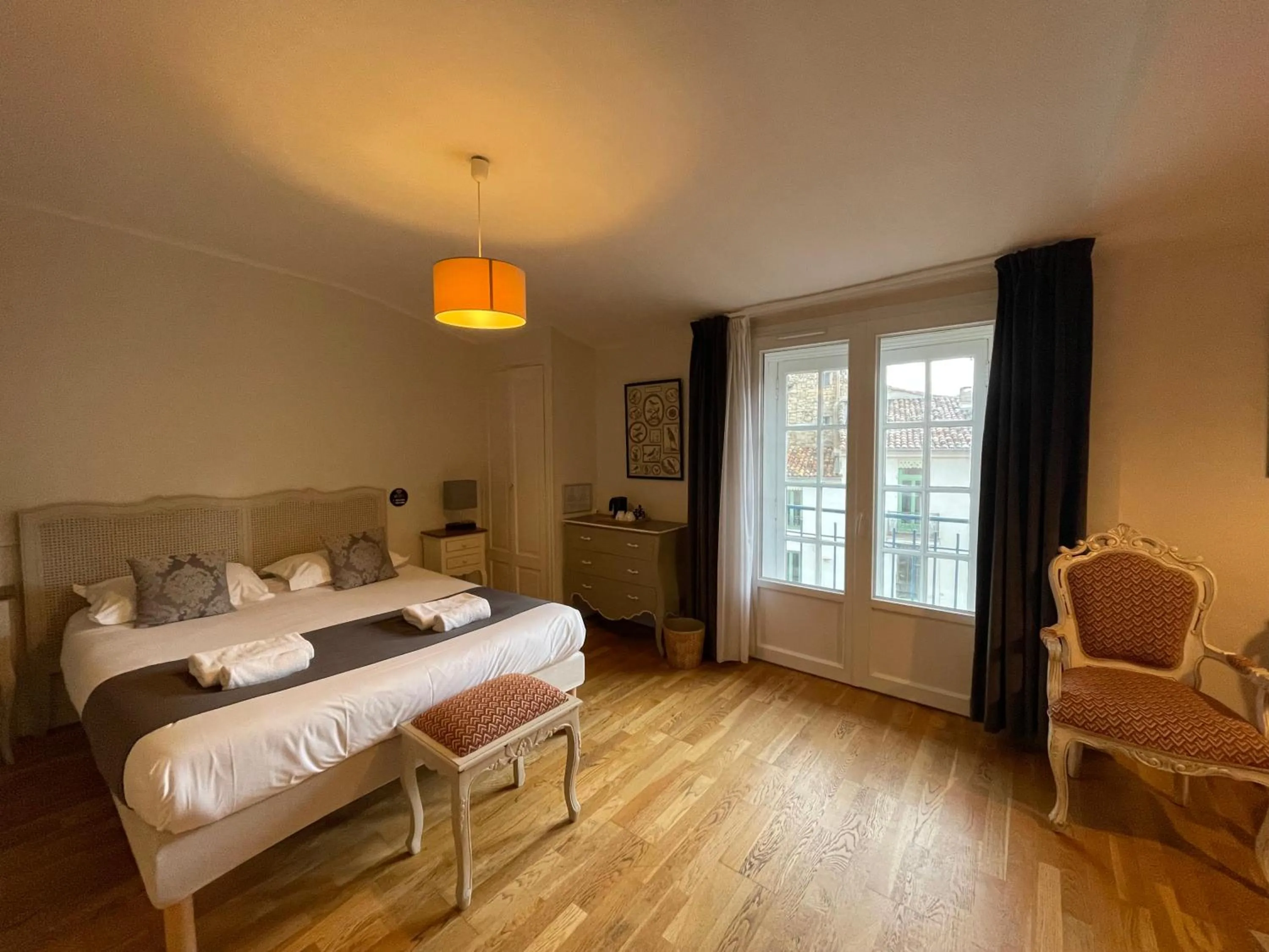 Bedroom, Bed in Hôtel De L'Amphithéâtre