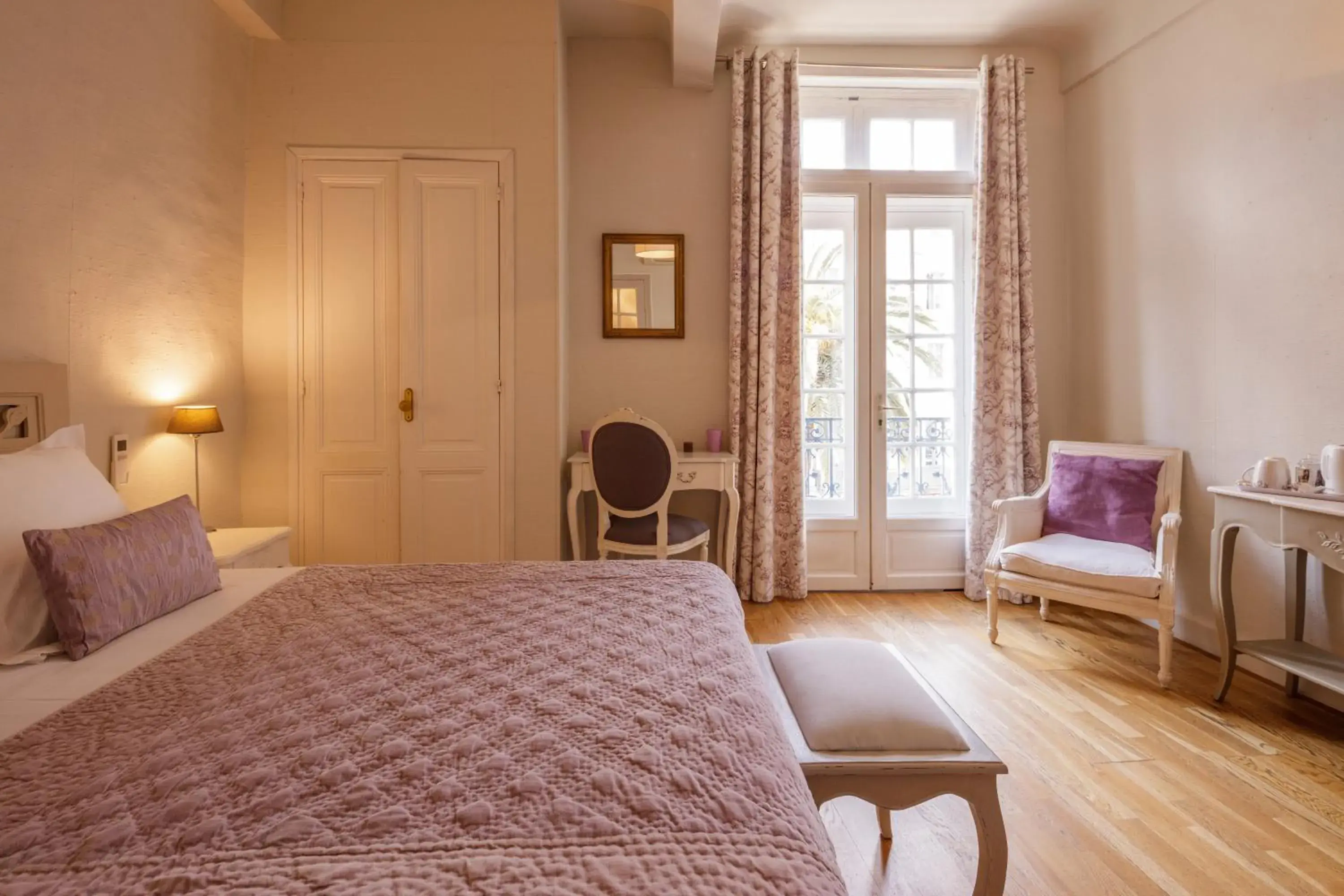 Double Room in Hôtel De L'Amphithéâtre Double Room in Hôtel De L'Amphithéâtre