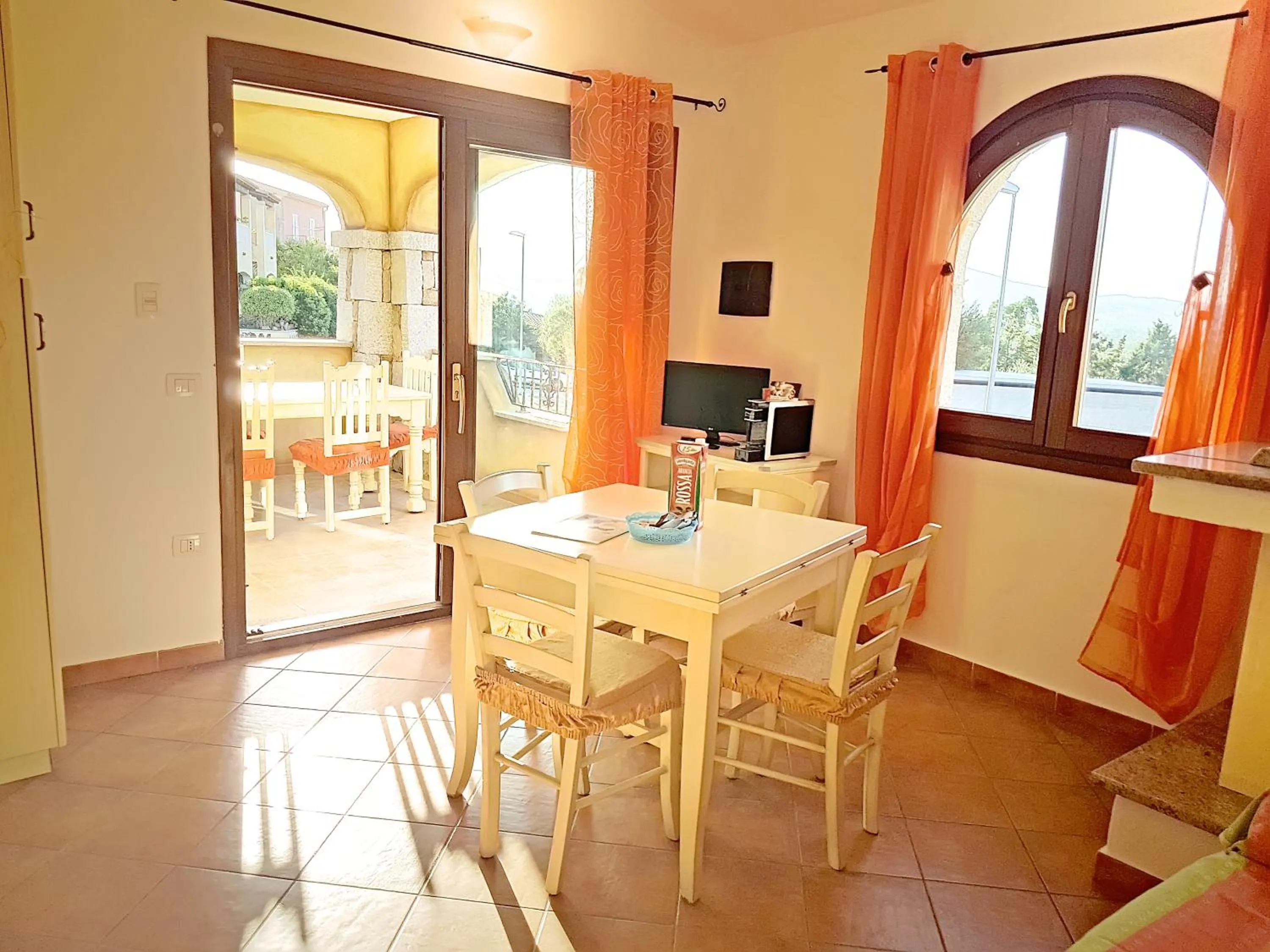 Communal kitchen in Appartamenti Tanaunella