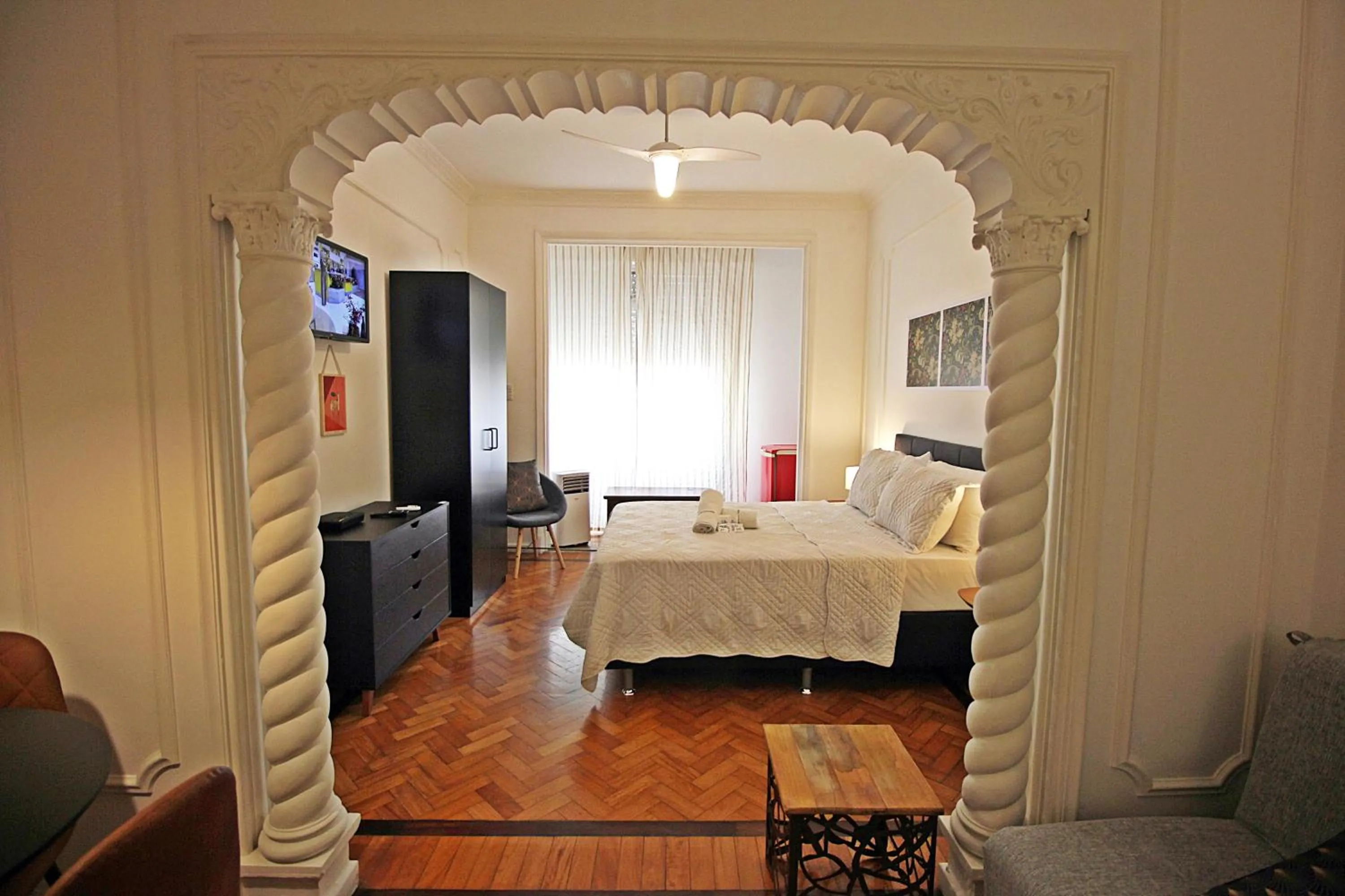 Photo of the whole room, Bed in Rio Spot Homes vintage C051