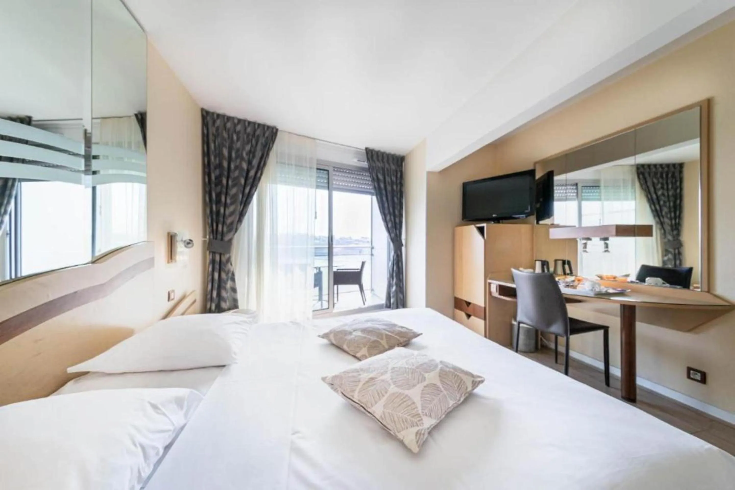 Bedroom, Bed in Le Crystal Dinard, Sure Hotel Collection by Best Western