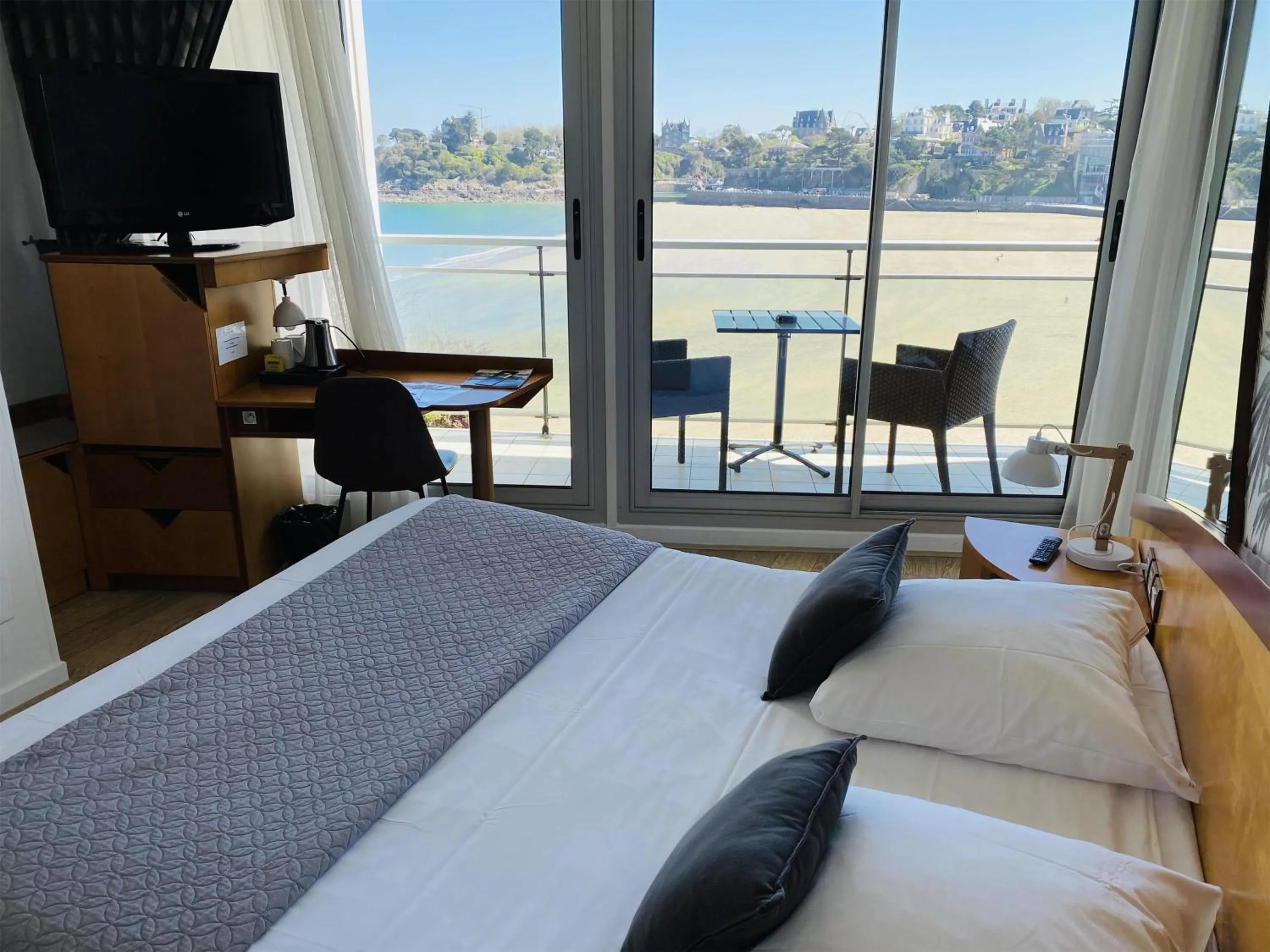 Bedroom, Bed in Le Crystal Dinard, Sure Hotel Collection by Best Western