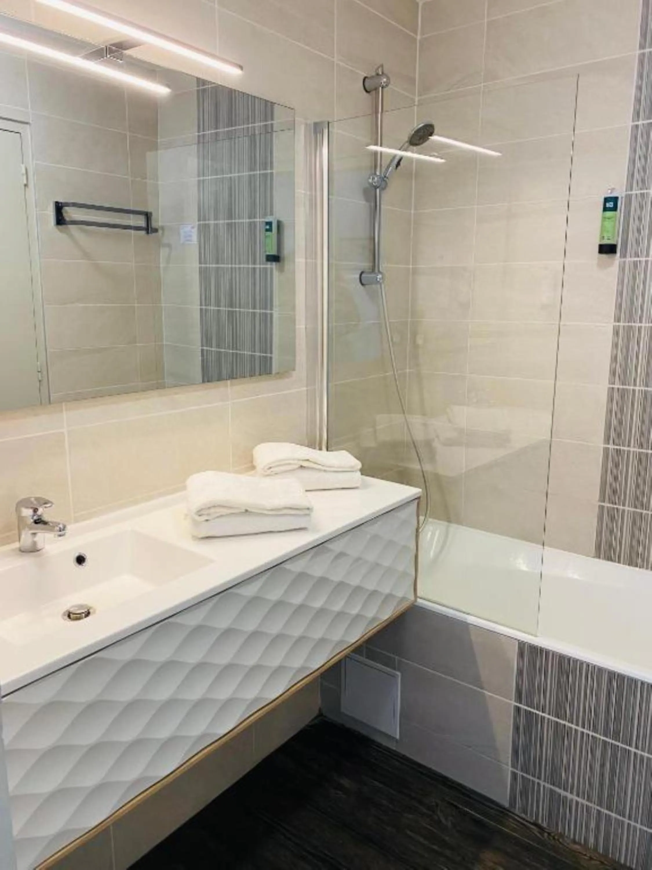 Bathroom in Le Crystal Dinard, Sure Hotel Collection by Best Western