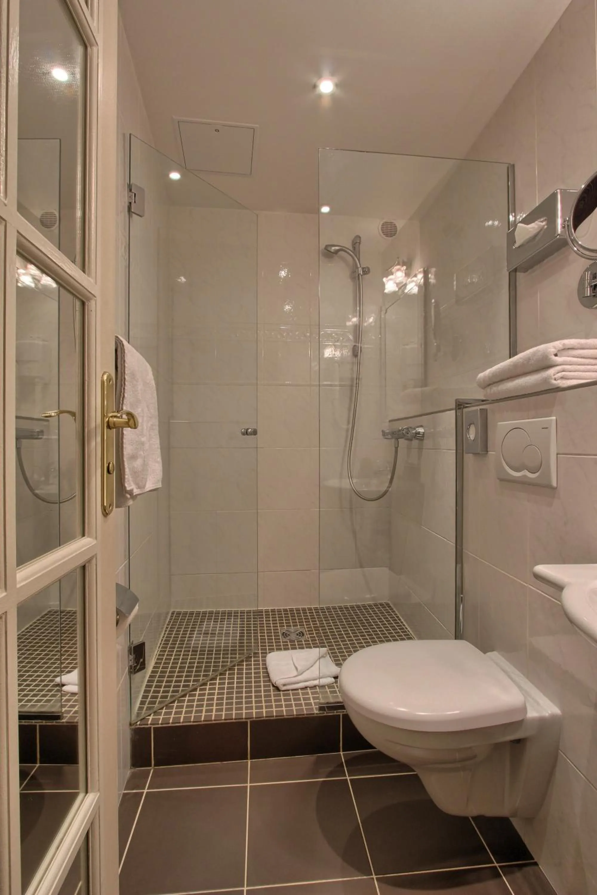 Shower in Timhotel Tour Montparnasse