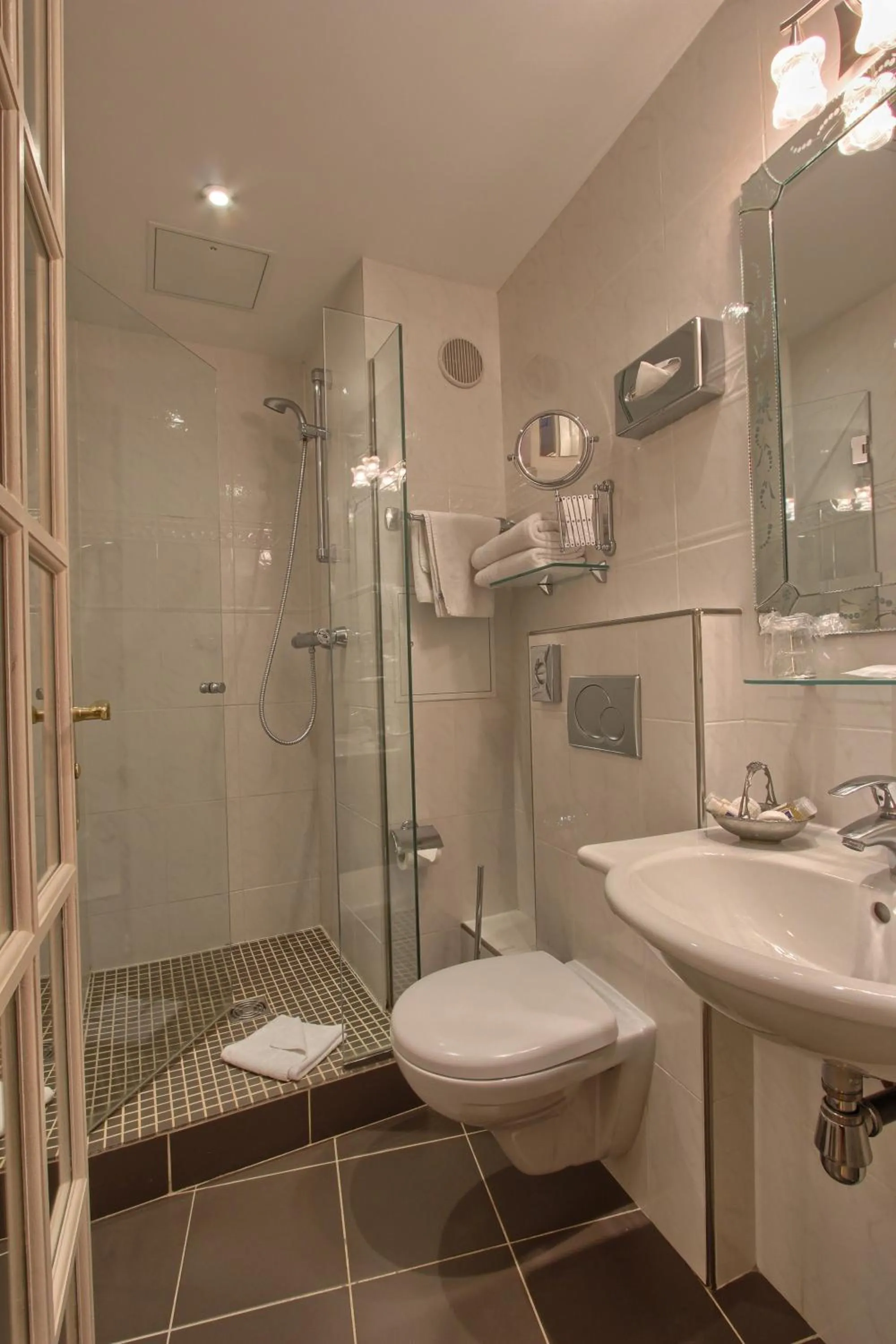 Shower in Timhotel Tour Montparnasse