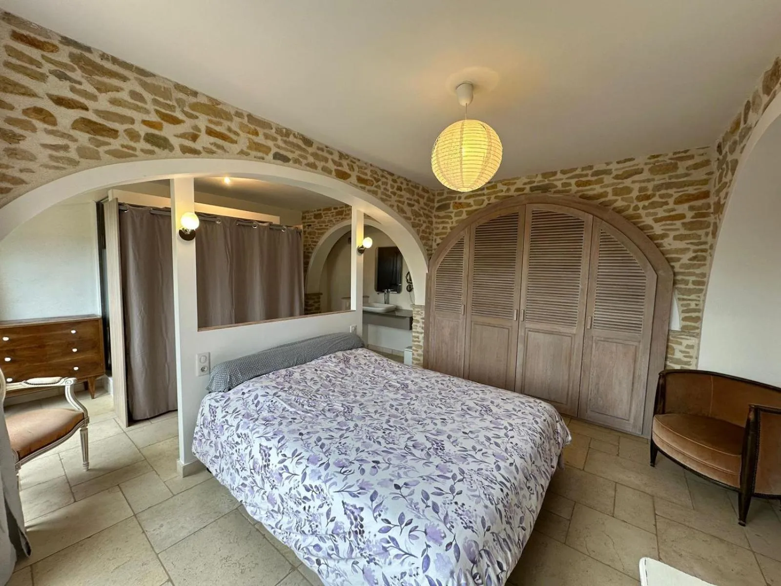 Bed in Les Lumières de Genève