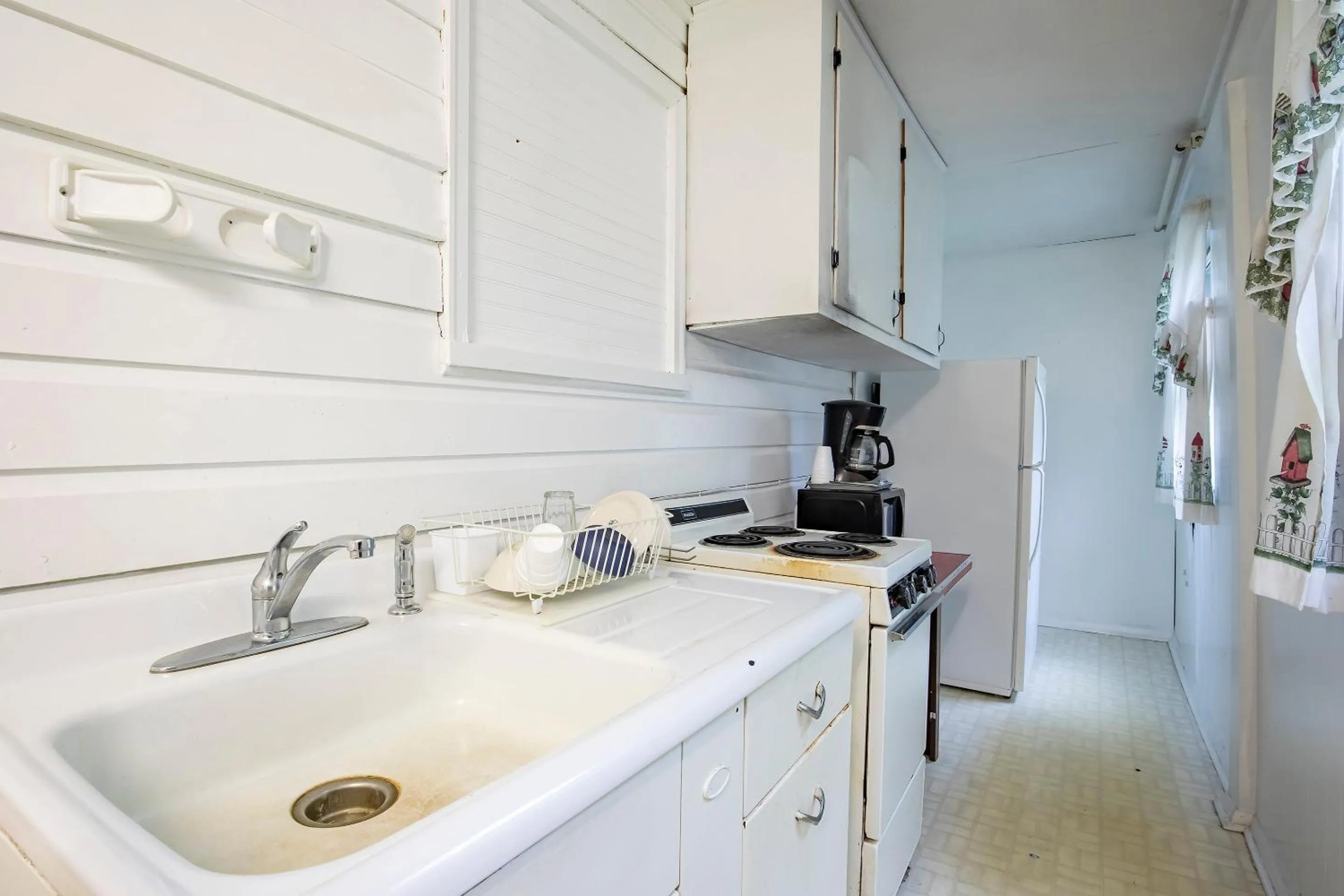 Kitchen or kitchenette in Lloyd's On The River Country Inn By Oyo