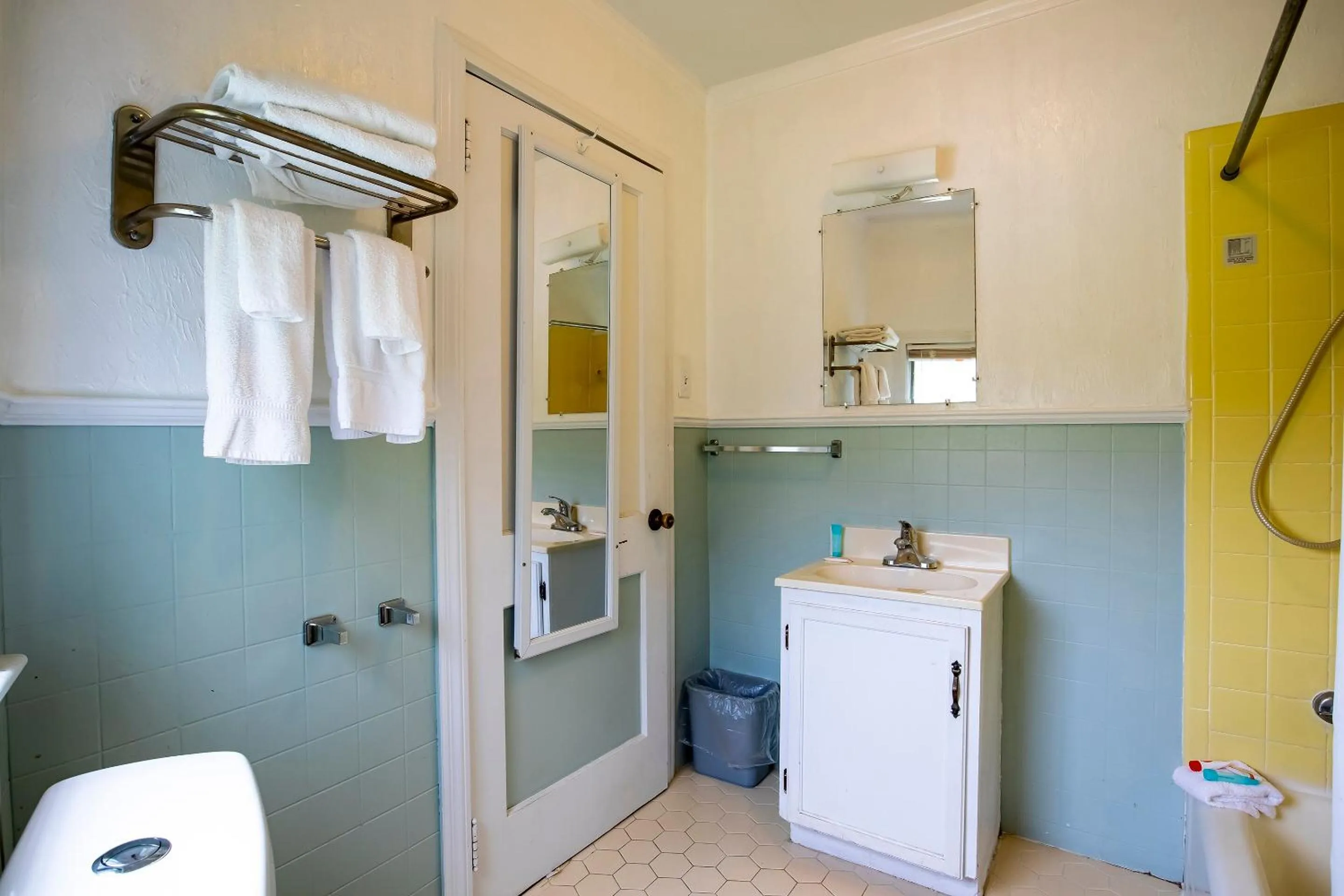 Bedroom in Lloyd's On The River Country Inn By Oyo