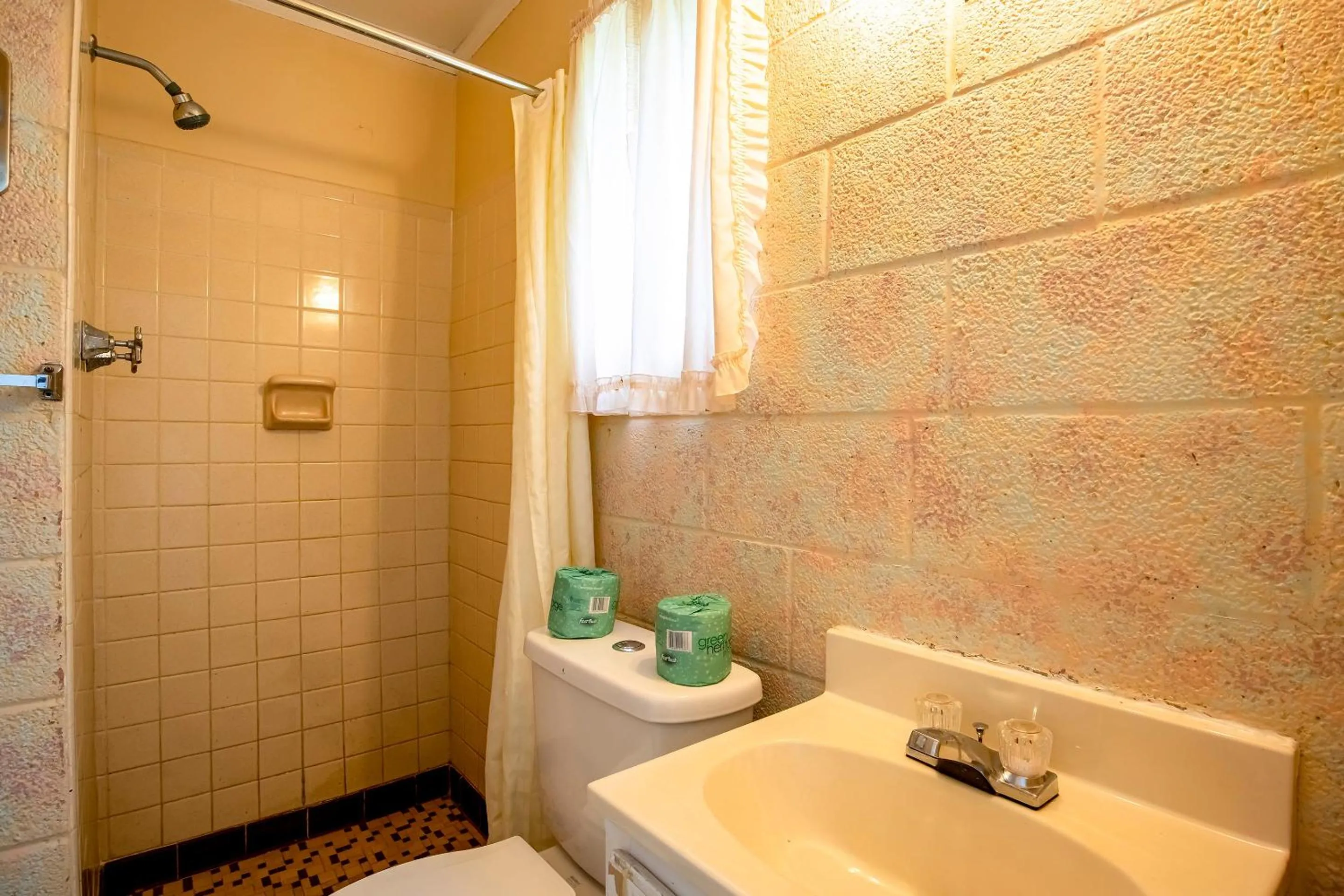 Bathroom in Lloyd's On The River Country Inn By Oyo