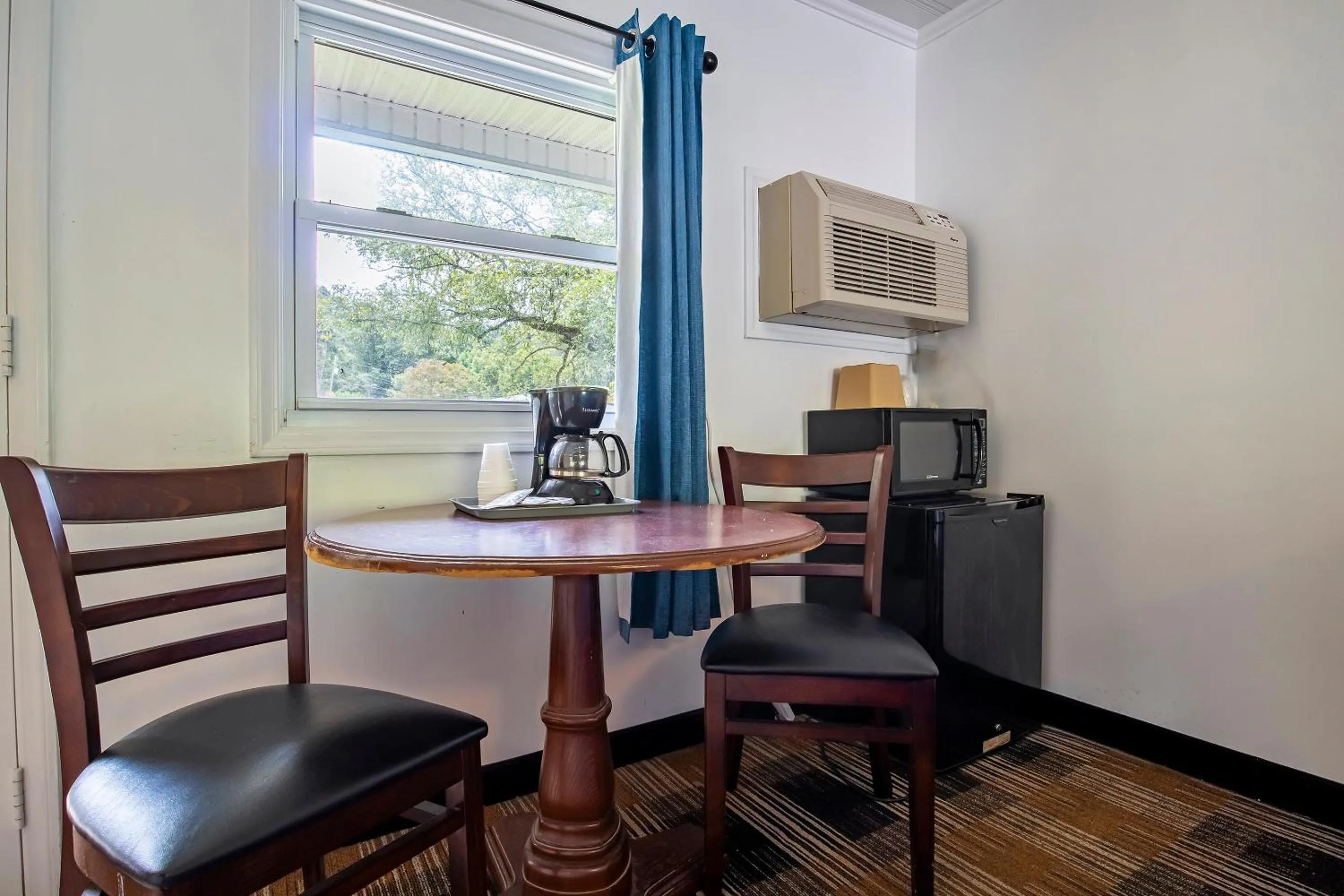 Bedroom in Lloyd's On The River Country Inn By Oyo