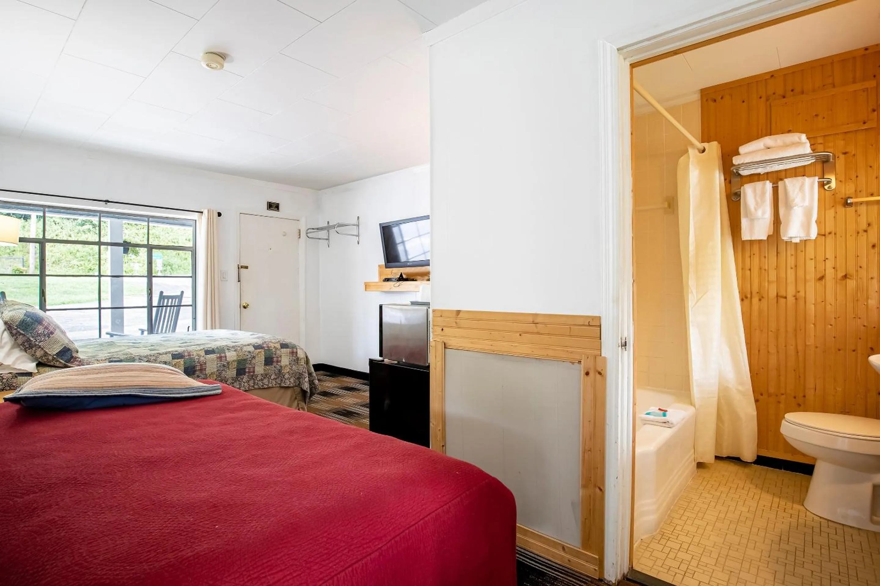 Bedroom, Bed in Lloyd's On The River Country Inn By Oyo