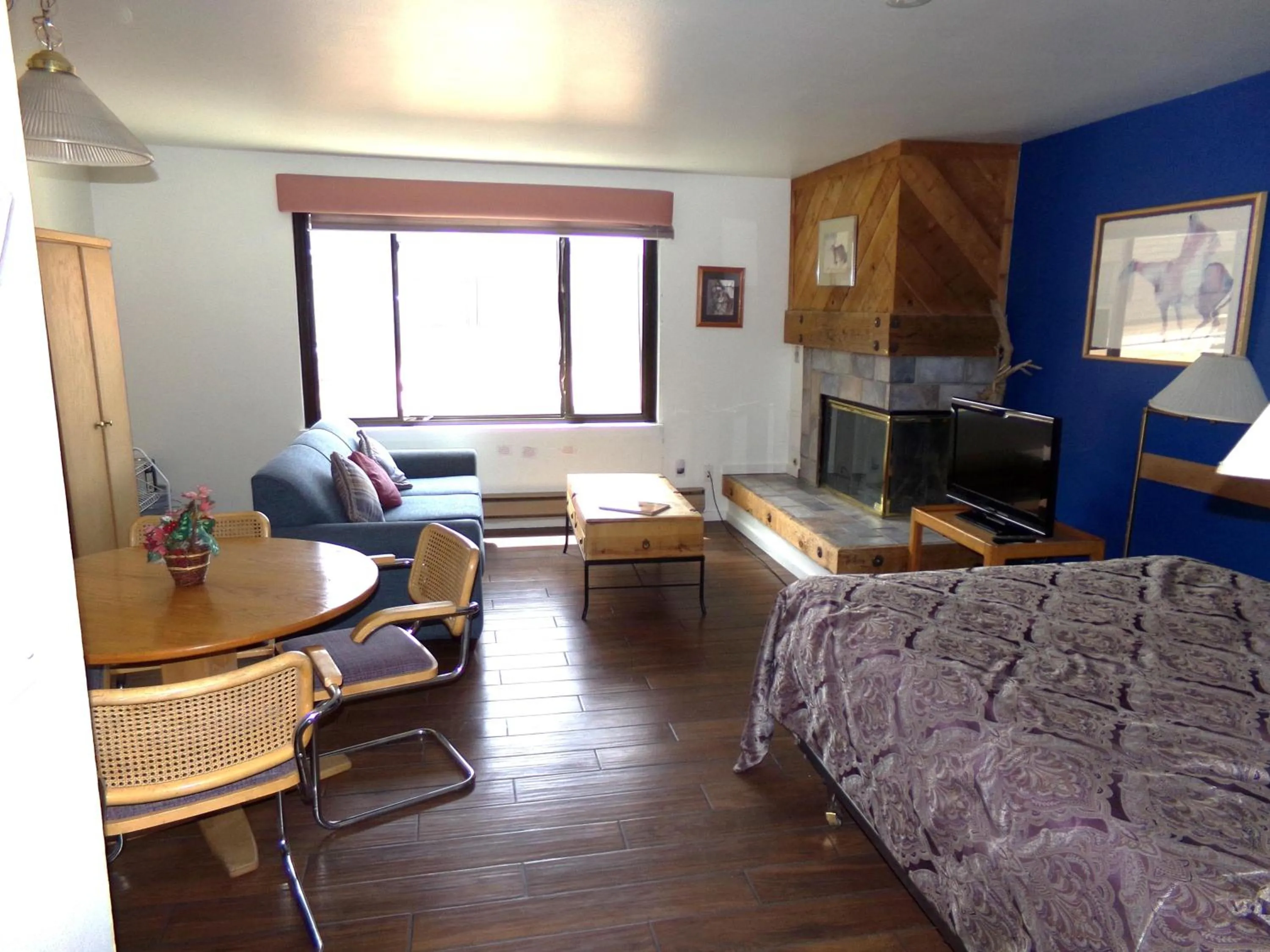 Bed in Edgewater Studio 1 Bath EWJP