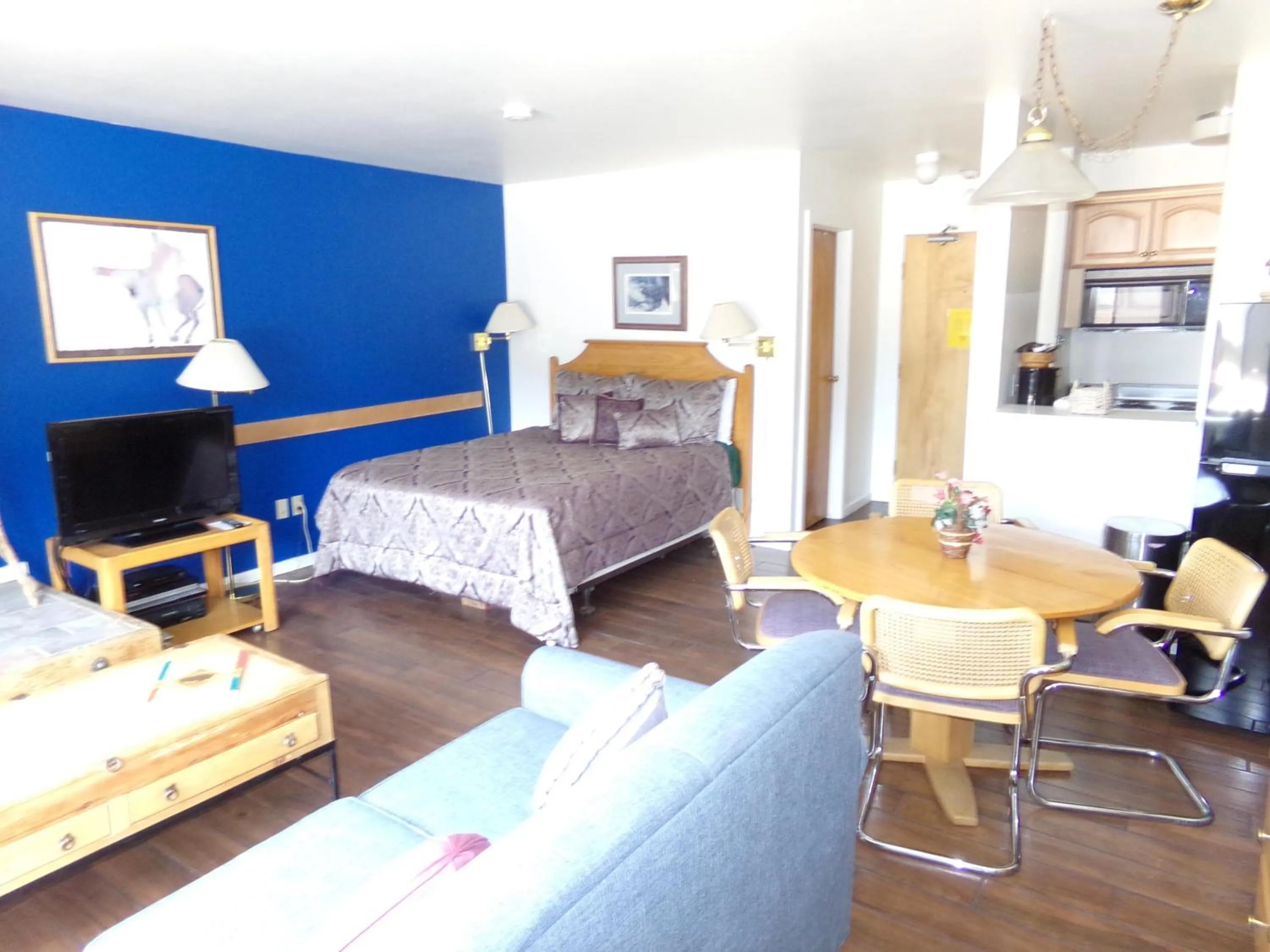 Bed in Edgewater Studio 1 Bath EWJP