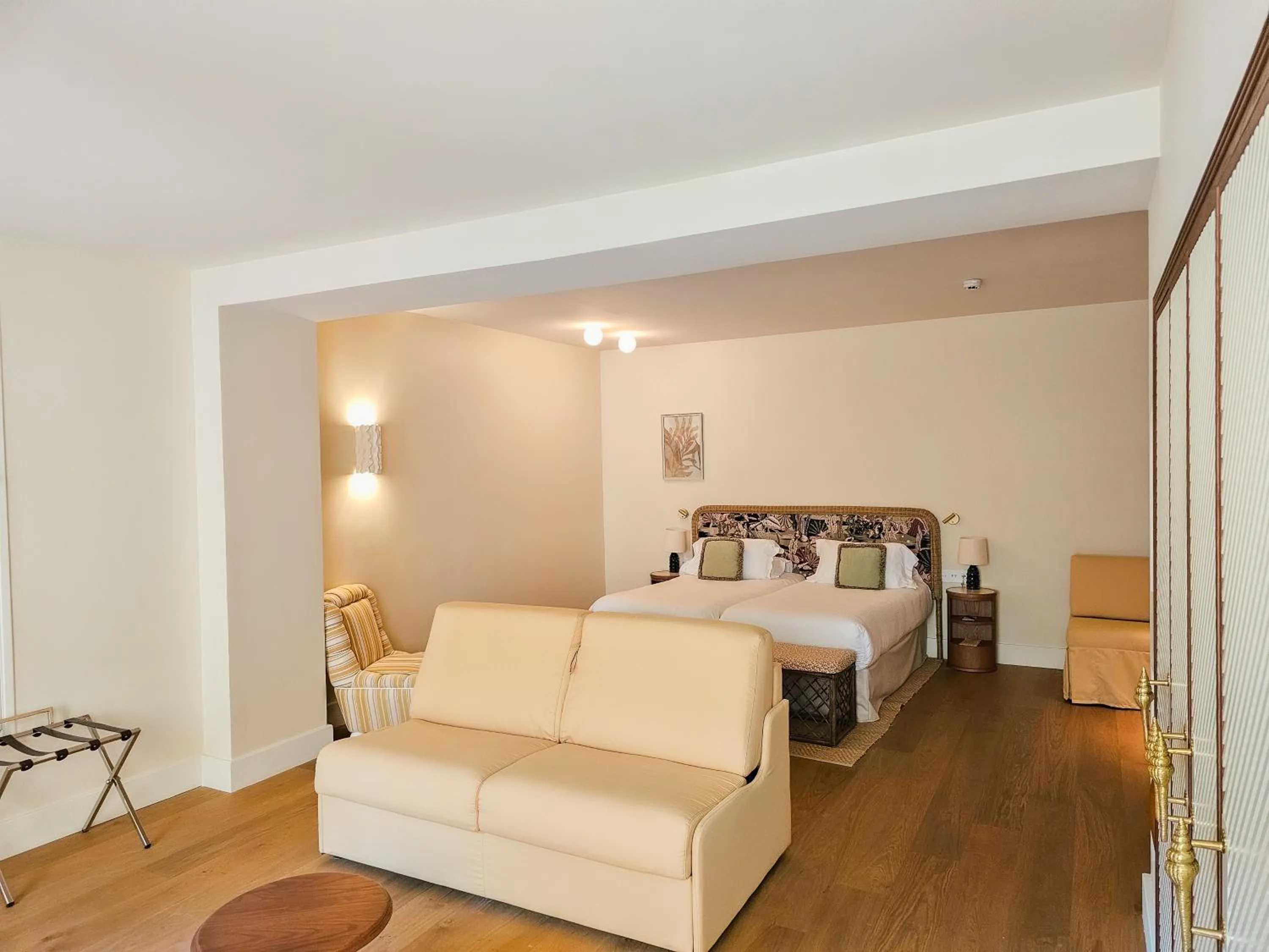 Bed in Hôtel La Pérouse Nice Baie des Anges