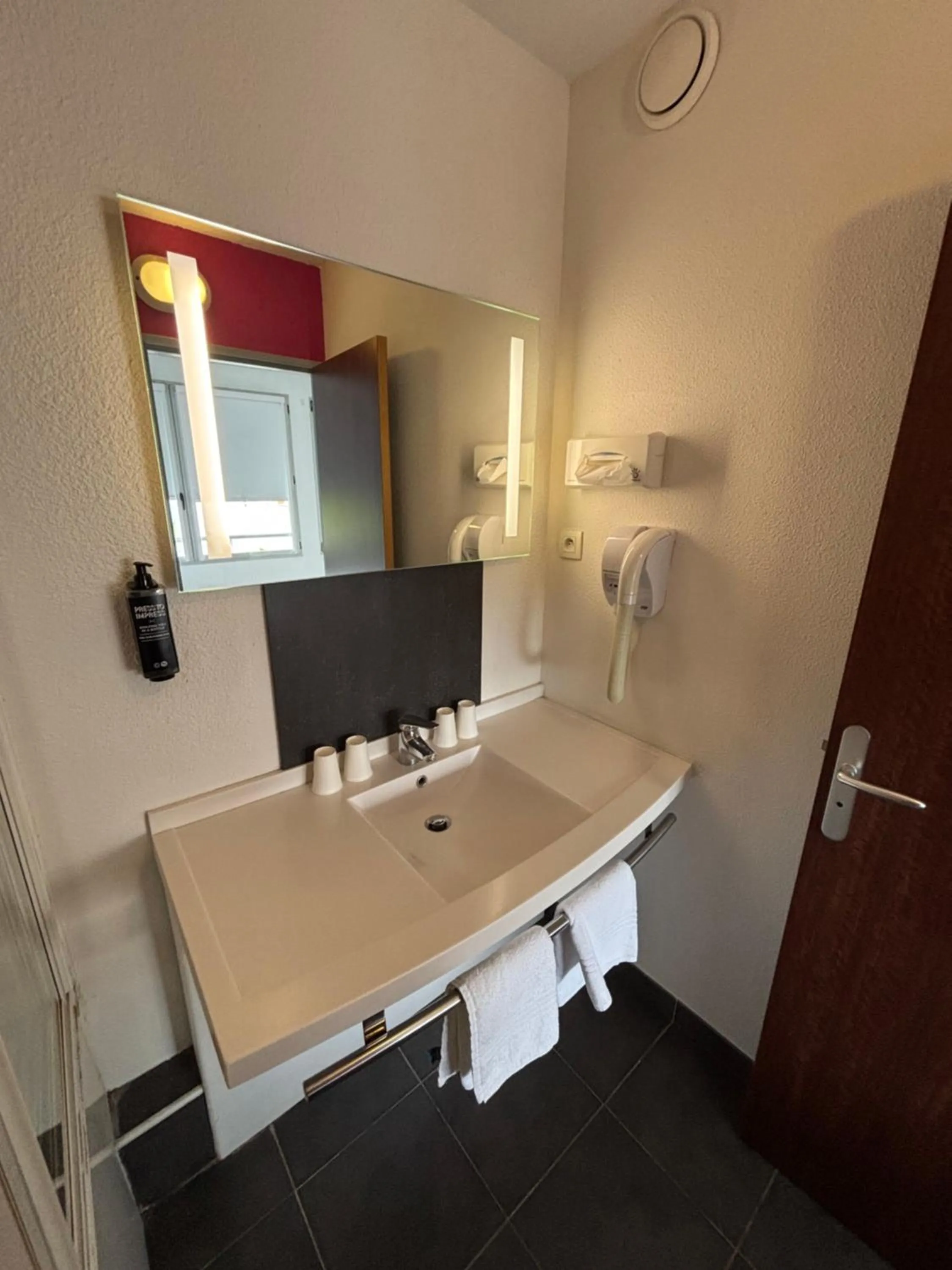 Bathroom in ibis Styles Bethune Bruay la Buissière