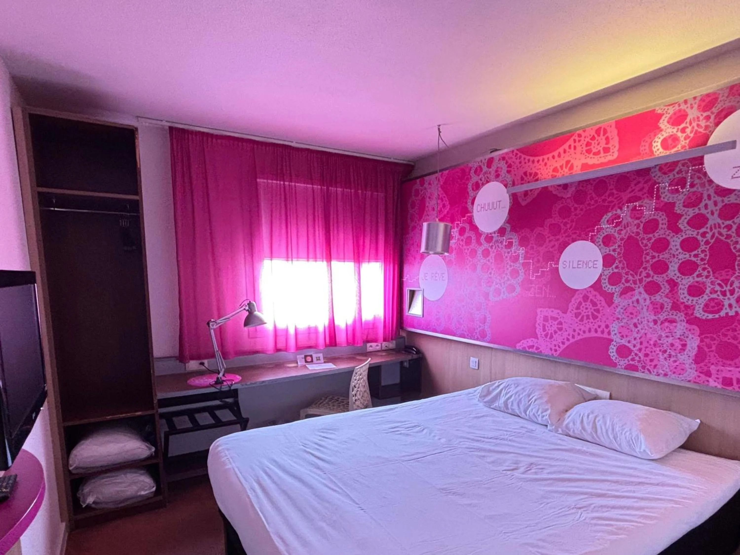 Bedroom, Bed in ibis Styles Bethune Bruay la Buissière