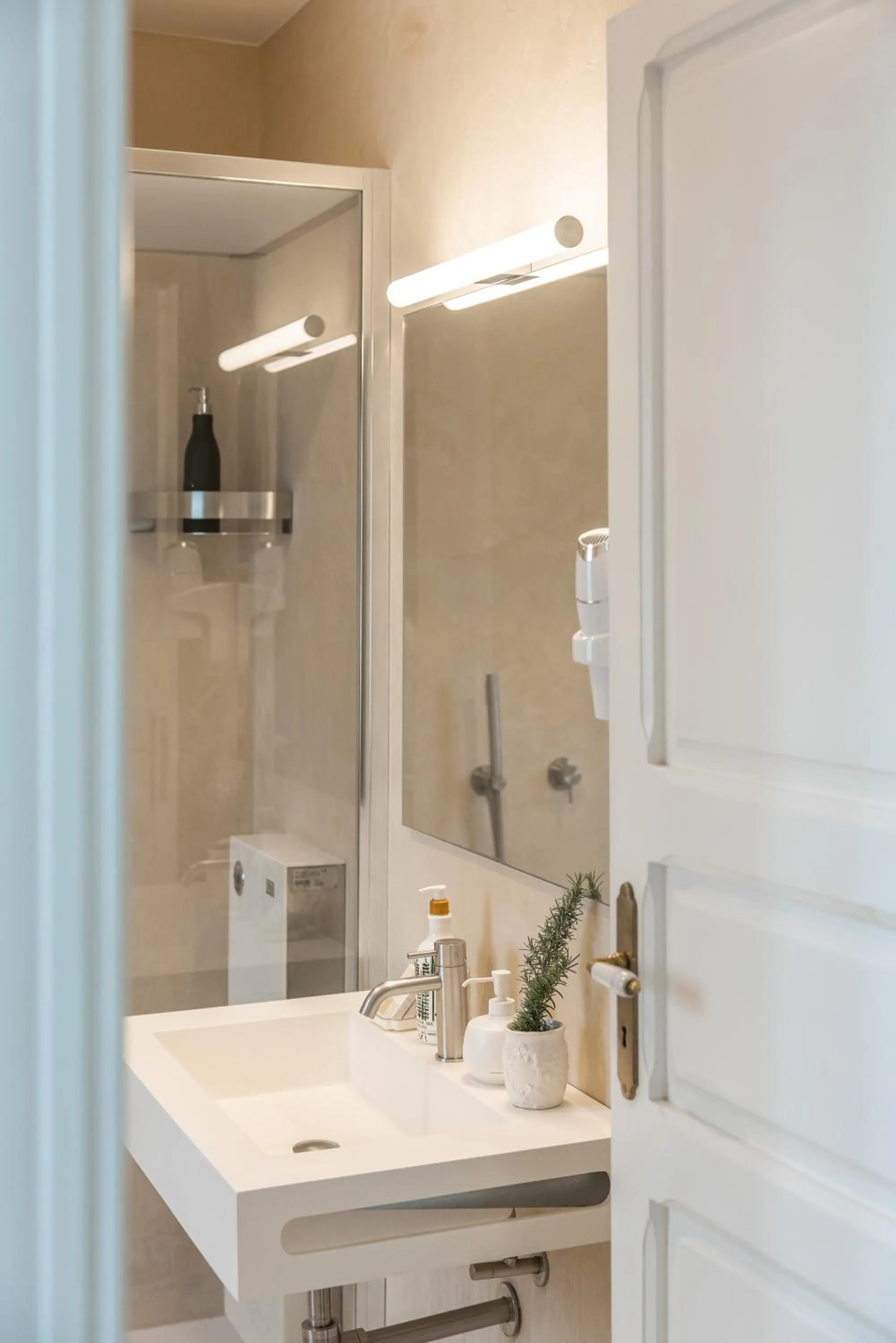 Shower in MandorleOlio