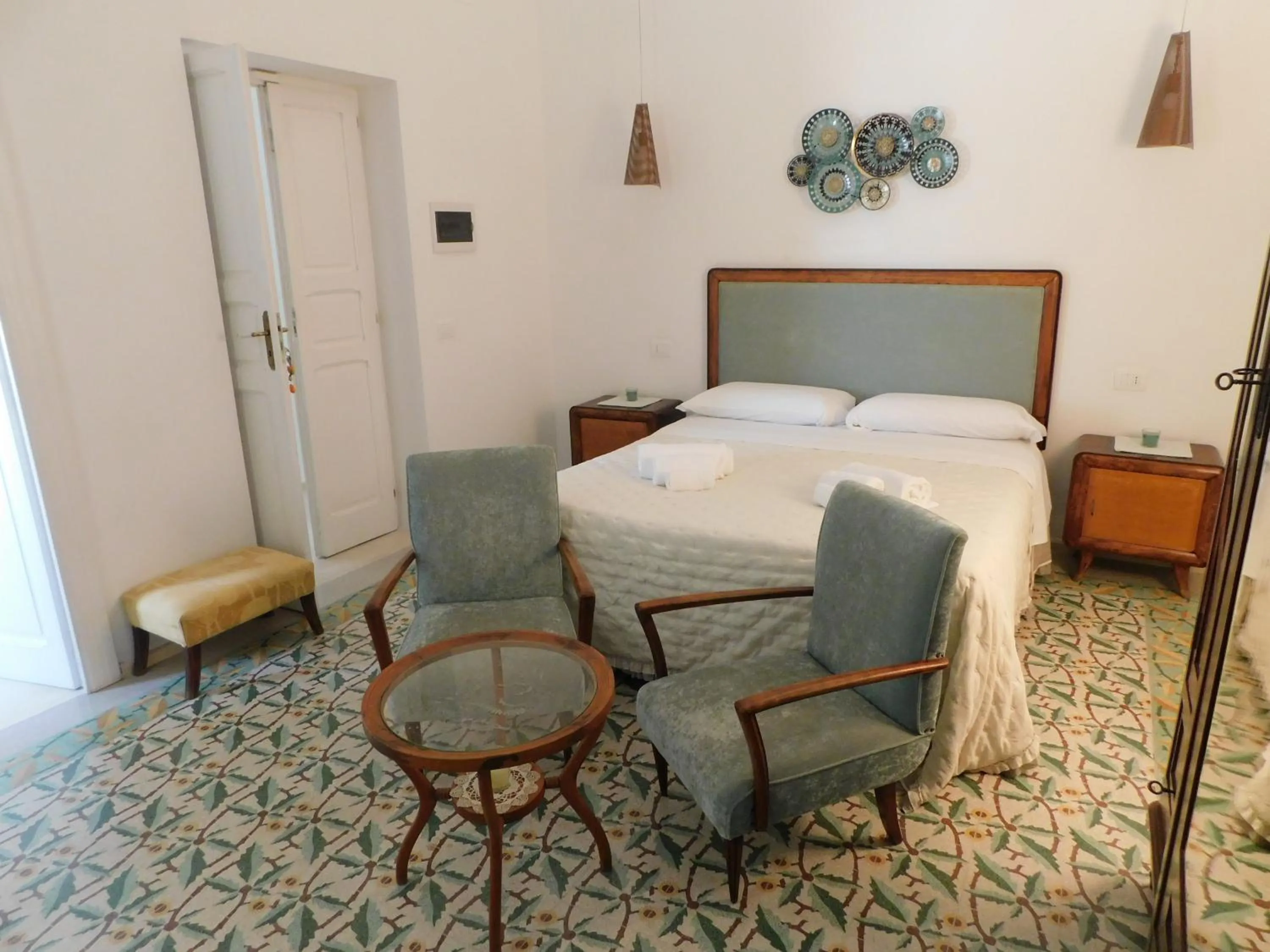 Decorative detail, Bed in MandorleOlio