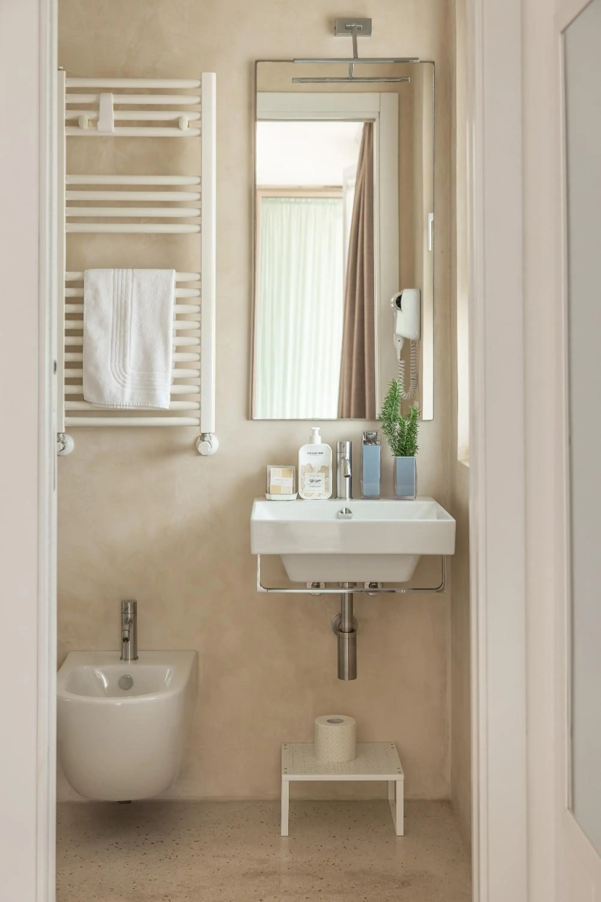 Toilet in MandorleOlio