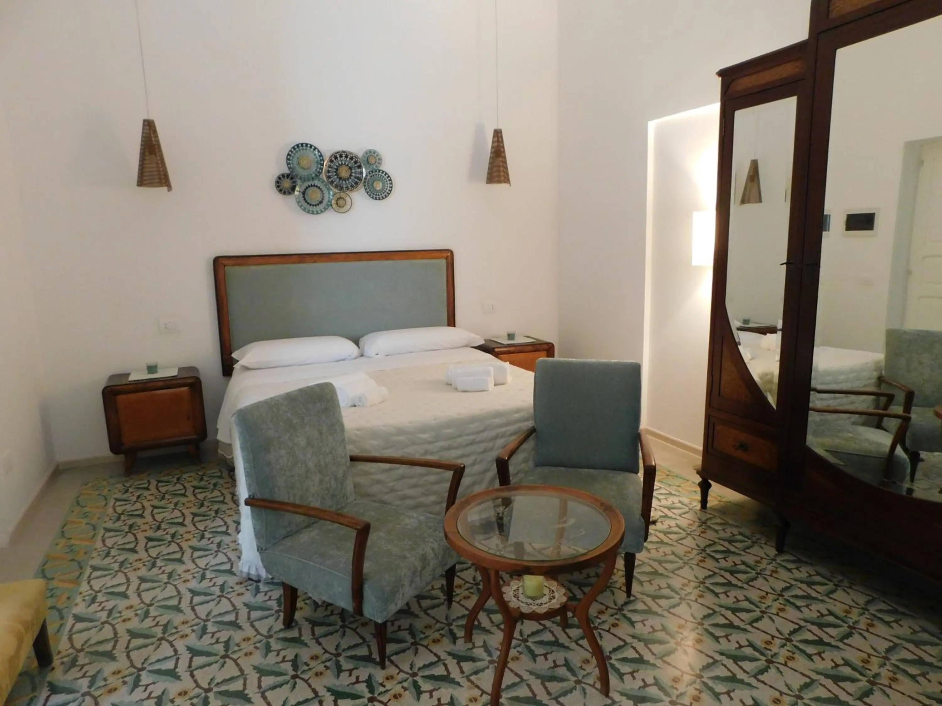 Bedroom, Bed in MandorleOlio