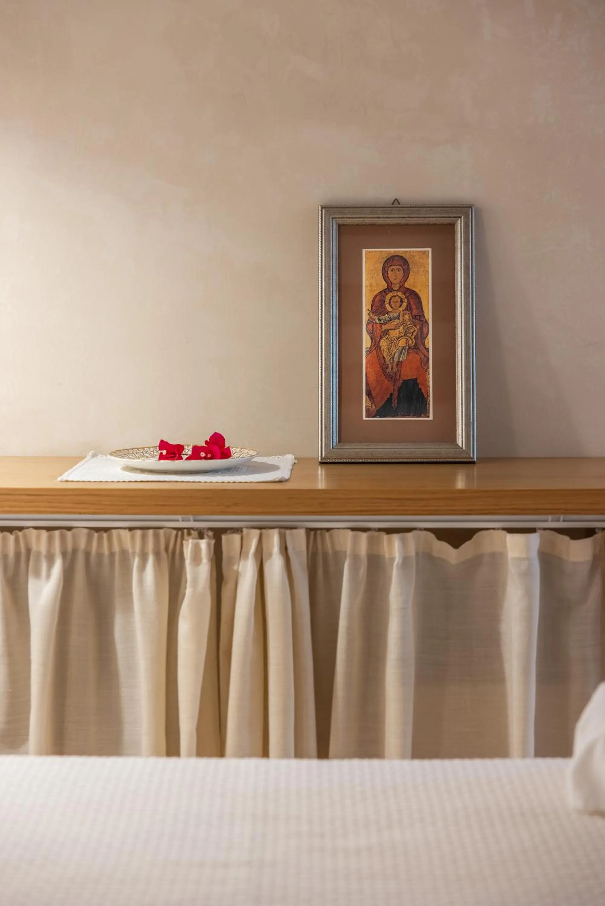 Photo of the whole room, Bed in MandorleOlio