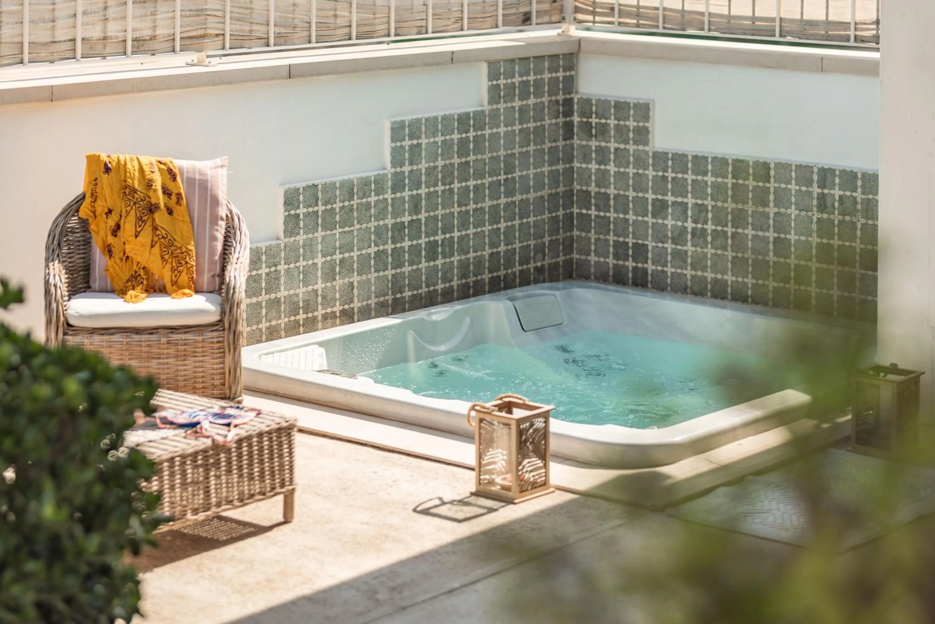 Hot Tub in MandorleOlio