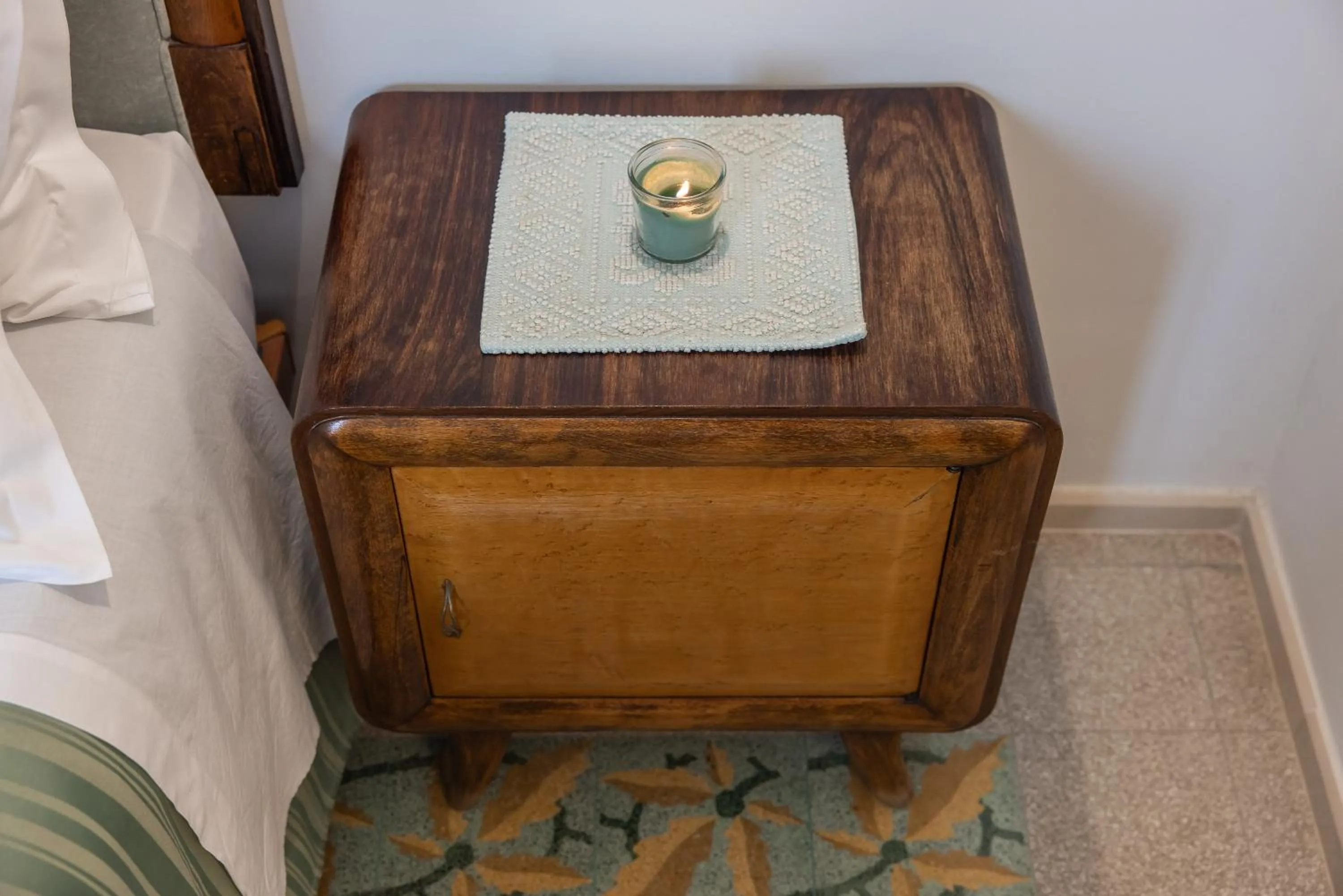 Decorative detail, Bed in MandorleOlio