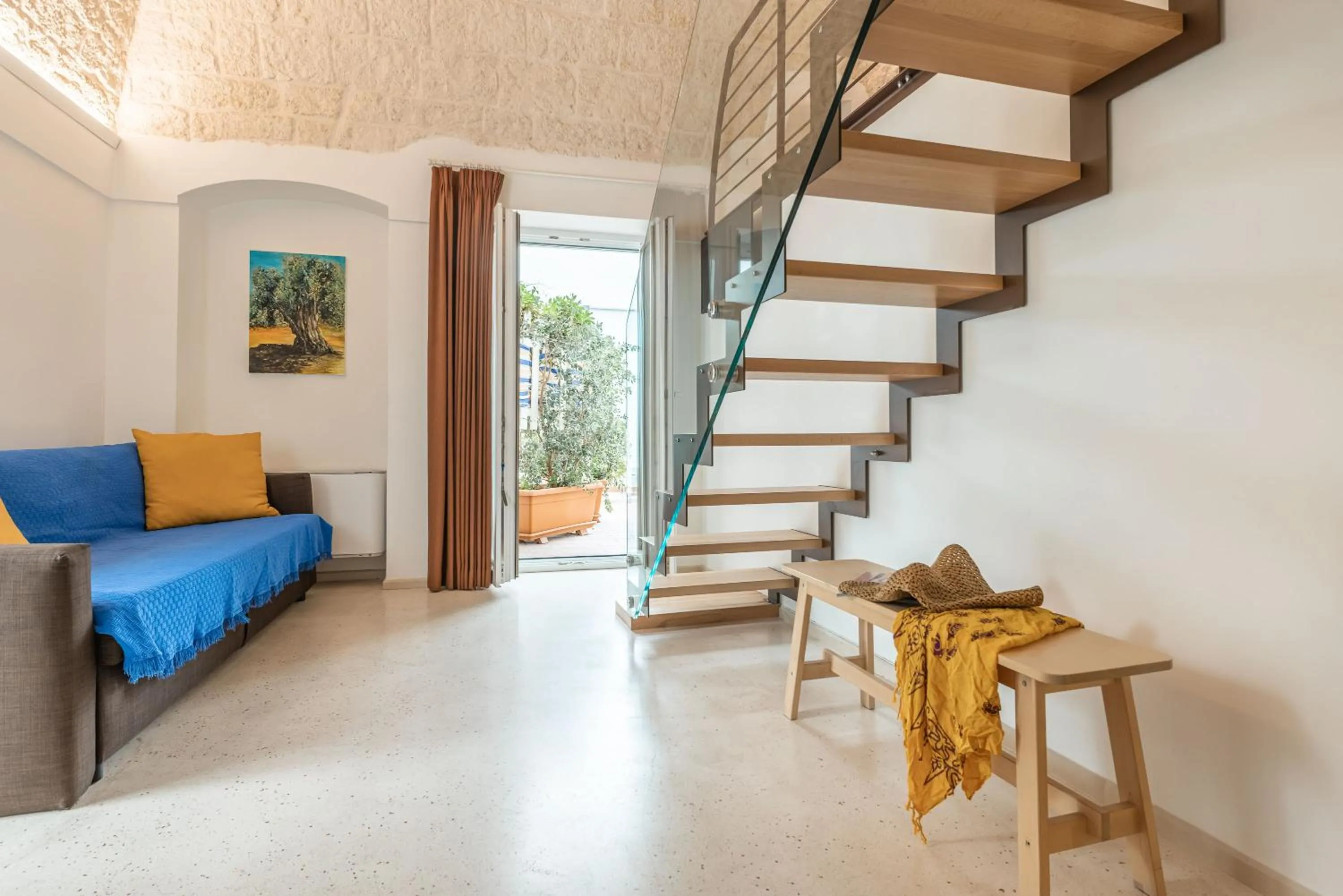 Photo of the whole room in MandorleOlio