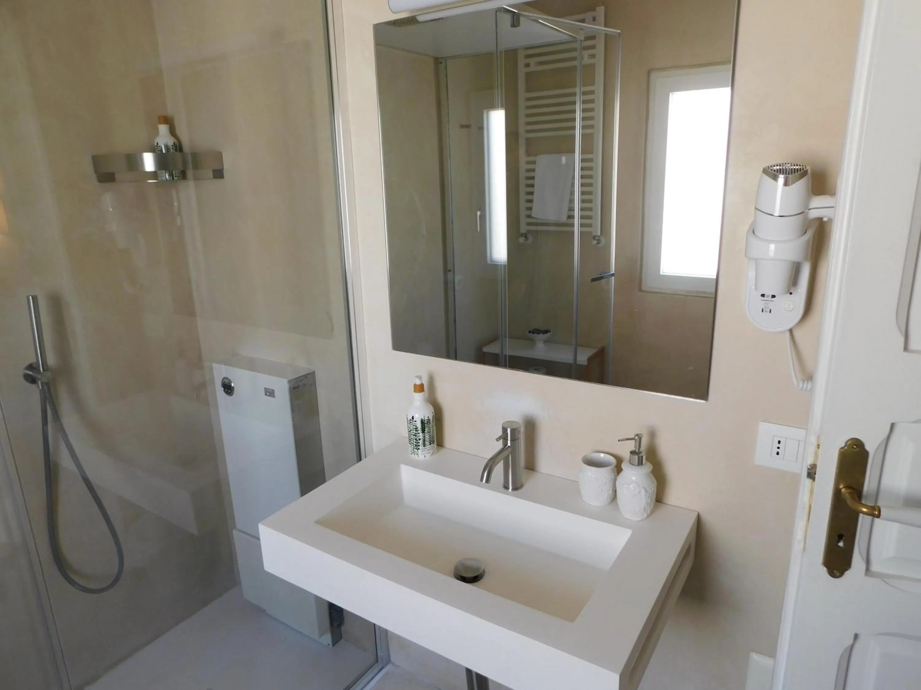 Bathroom in MandorleOlio