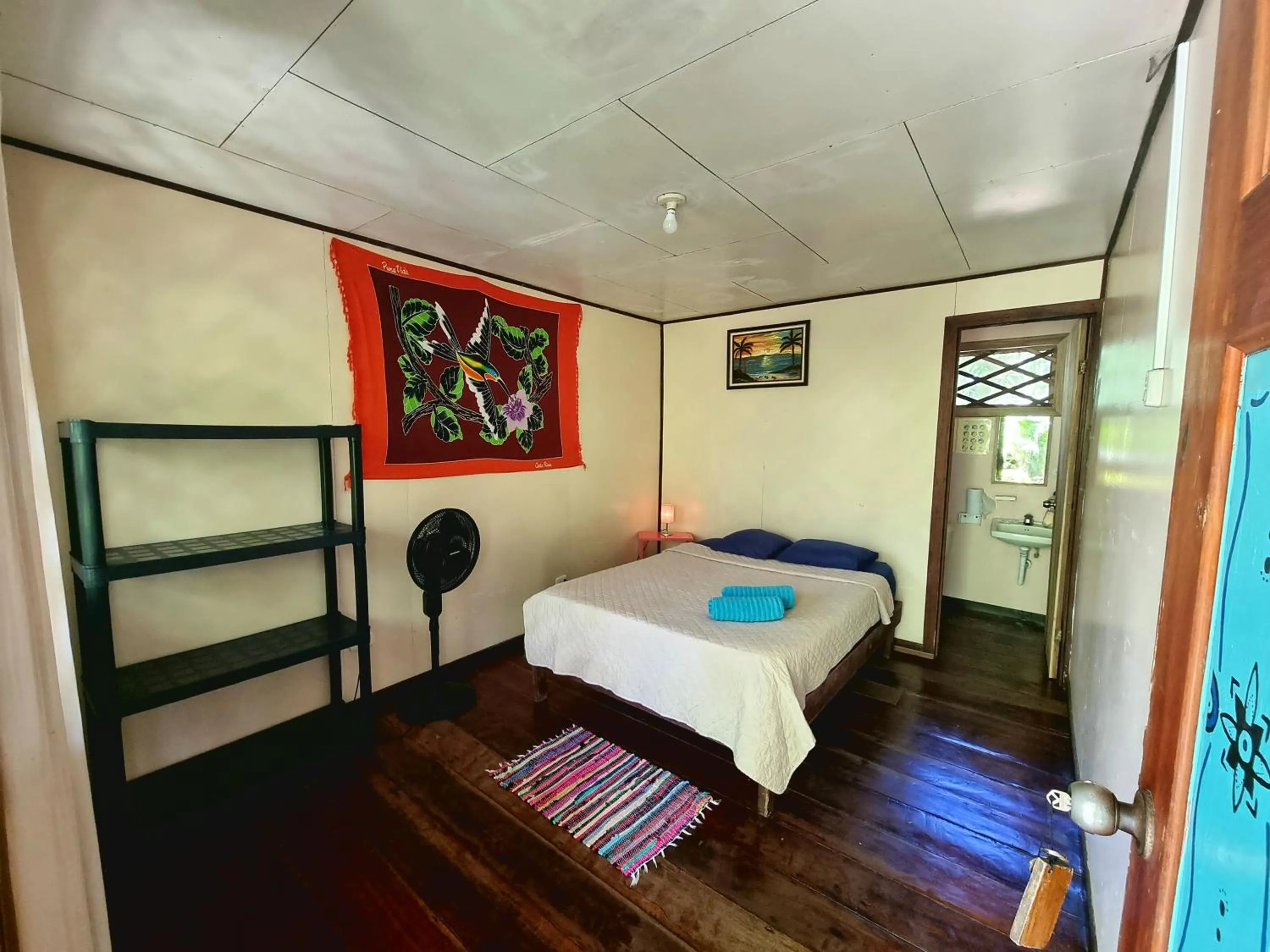 Photo of the whole room, Bed in Cabinas Tortuguero