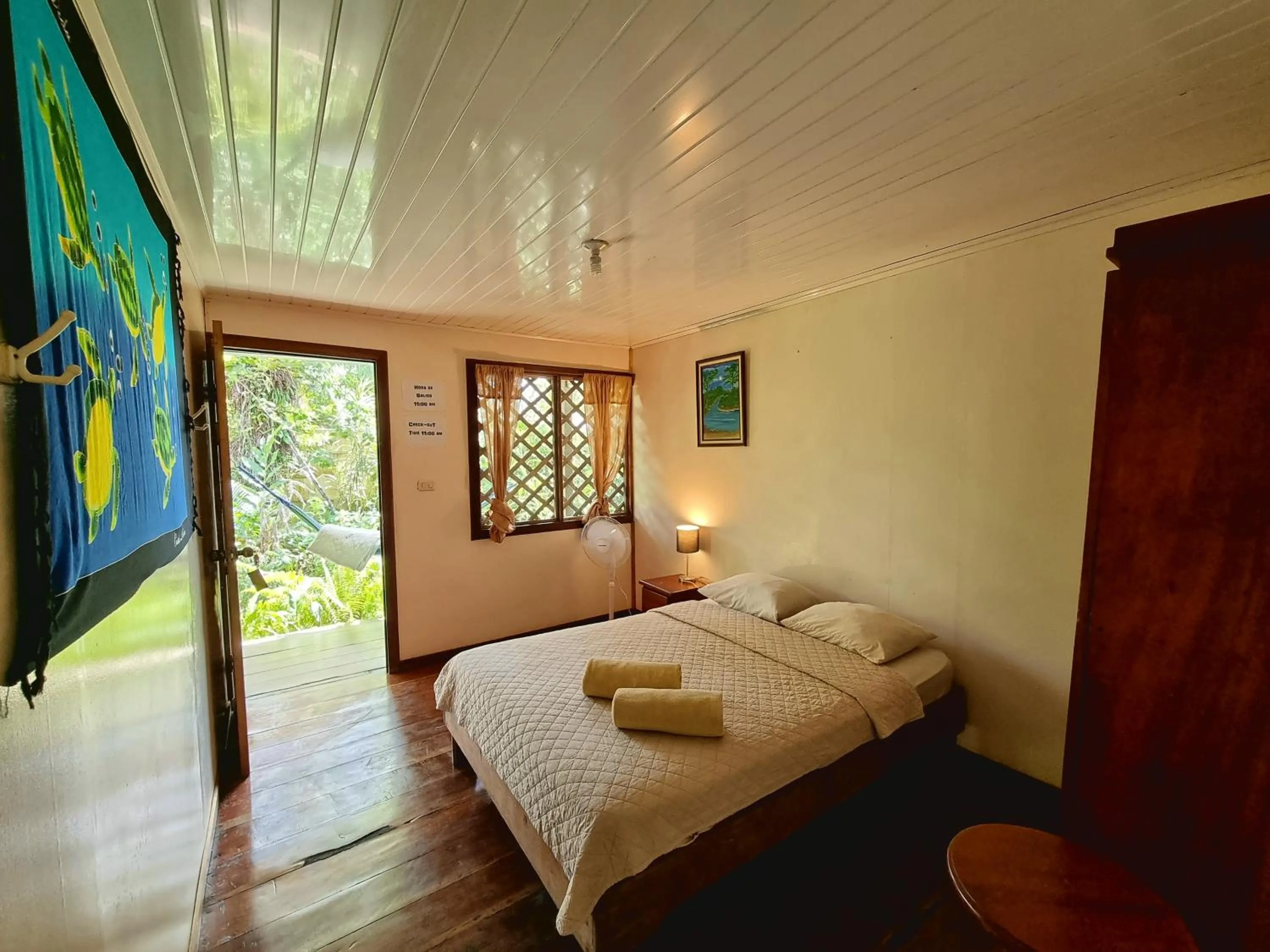 Photo of the whole room, Bed in Cabinas Tortuguero