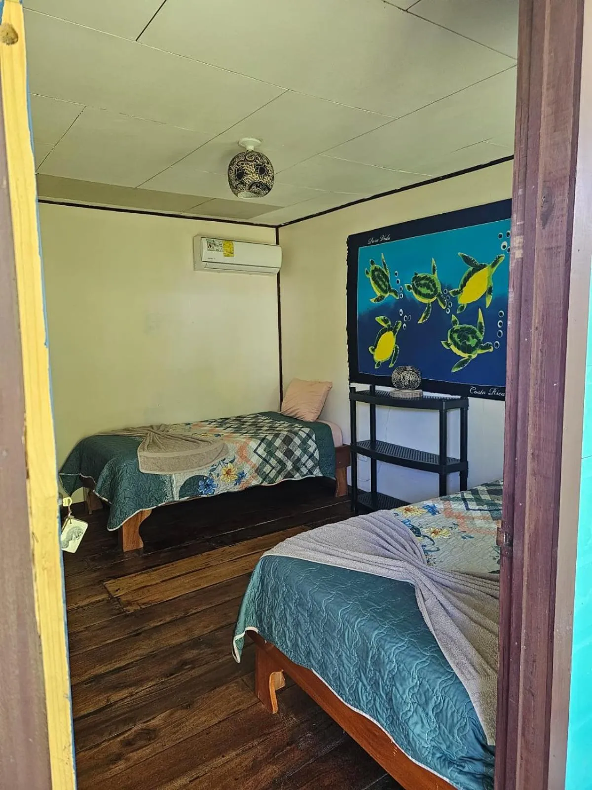 Photo of the whole room, Bed in Cabinas Tortuguero