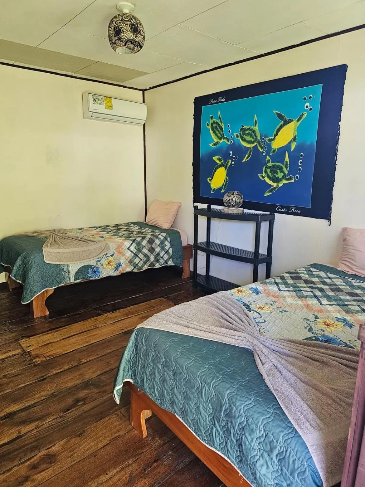 Photo of the whole room, Bed in Cabinas Tortuguero