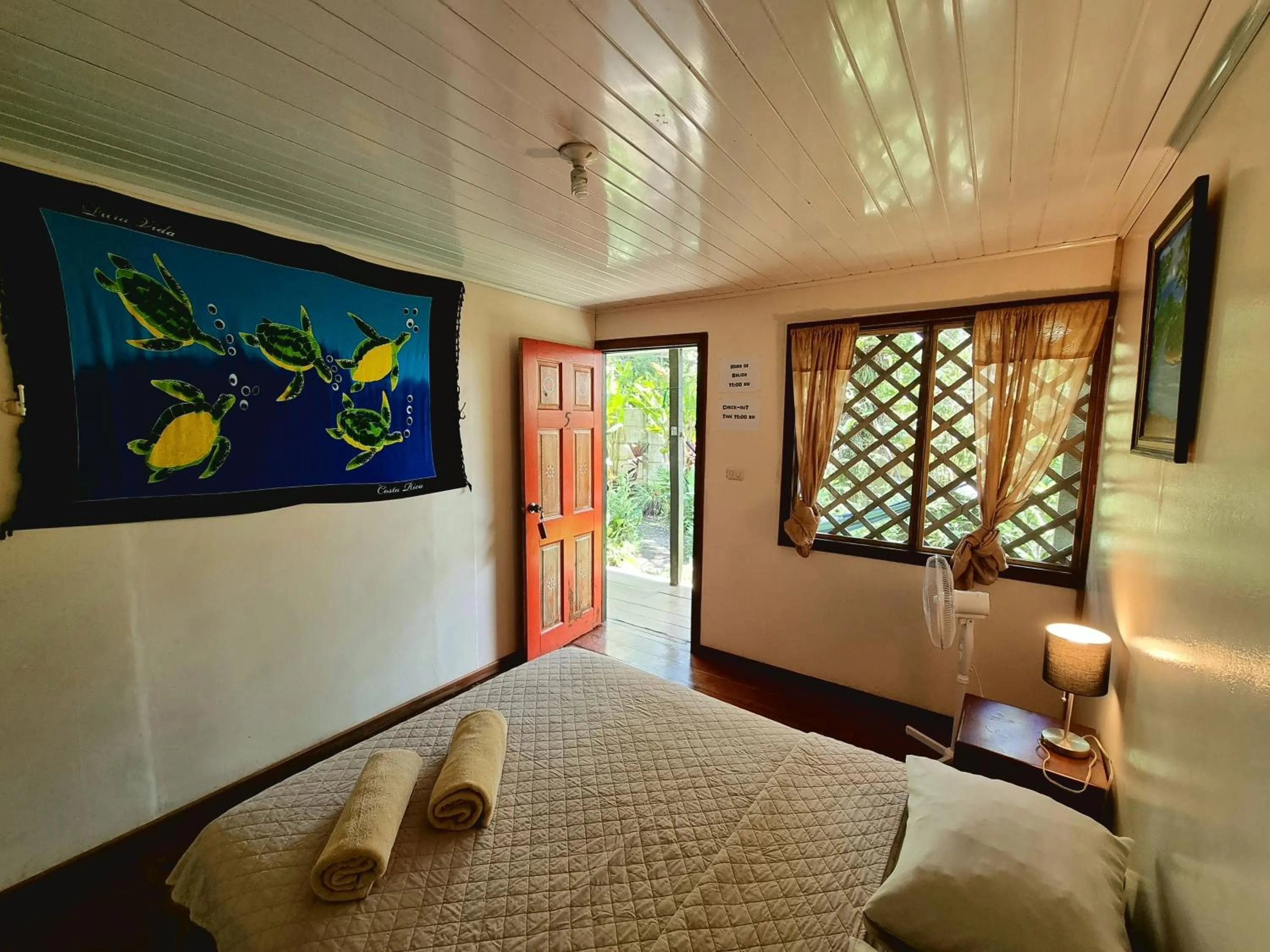 Photo of the whole room, Bed in Cabinas Tortuguero